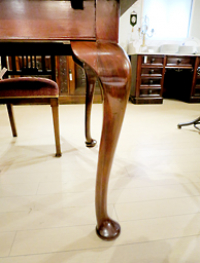 CABRIOLE LEG