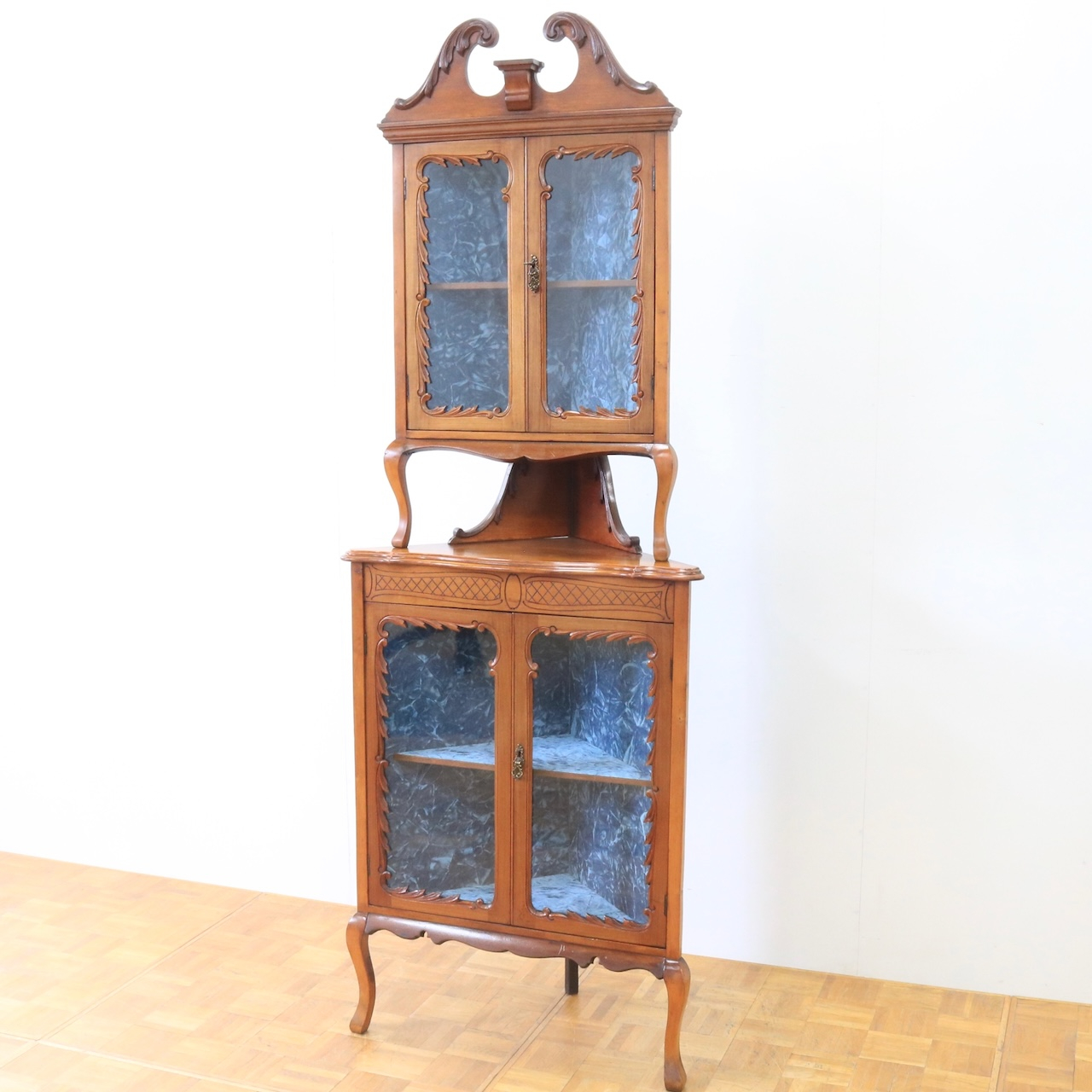 コーナーキャビネット