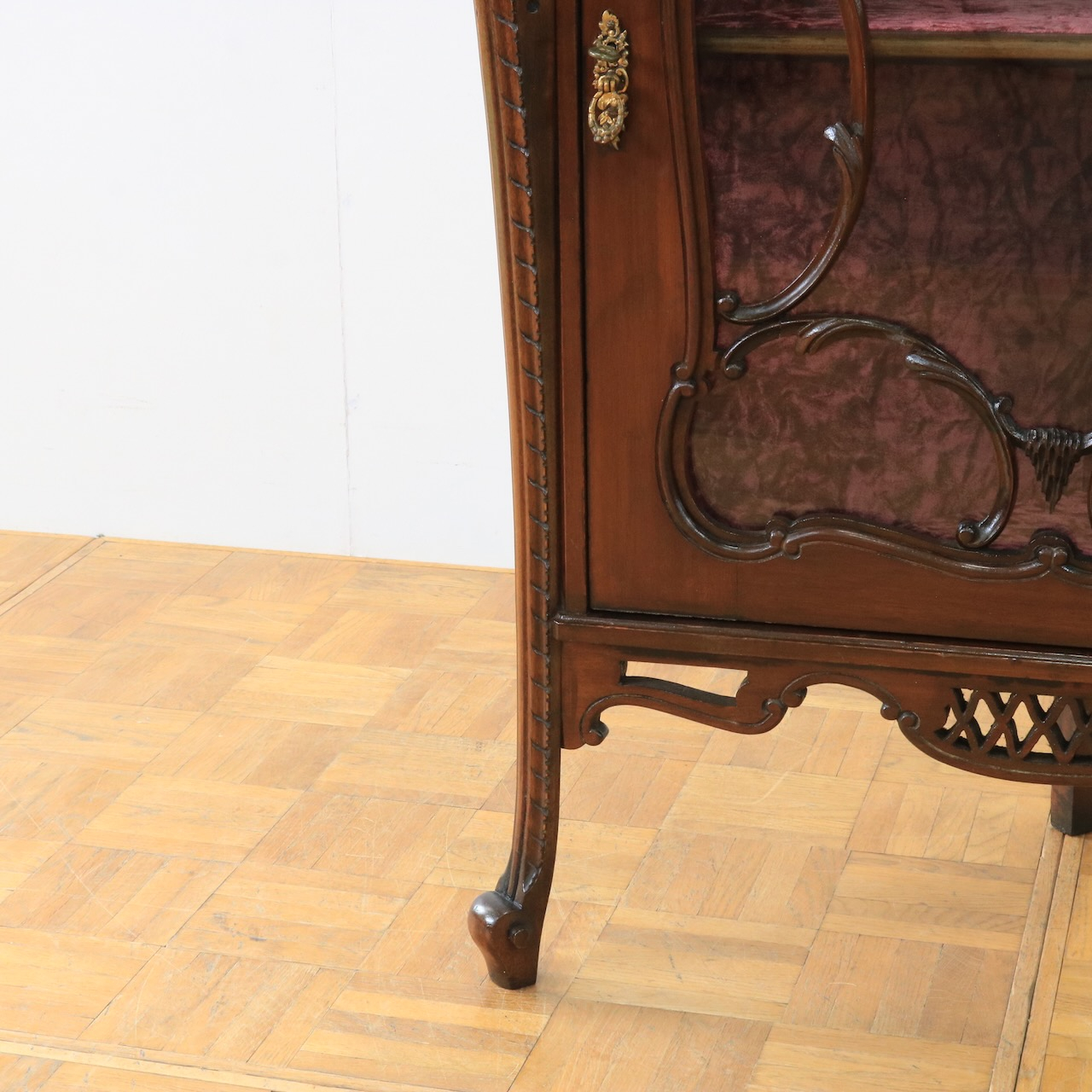 コーナーキャビネット