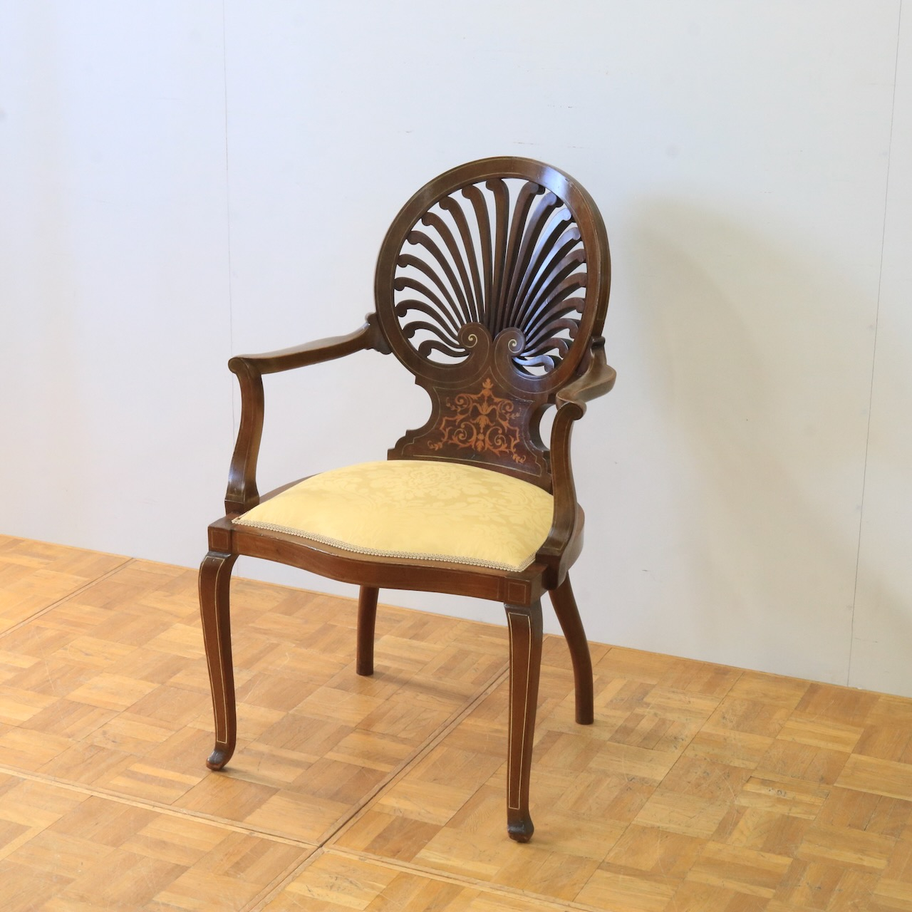 アームチェアー