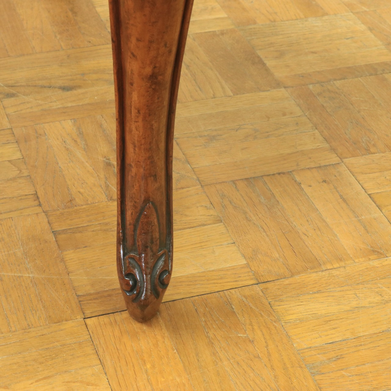 バルーンバックチェアー