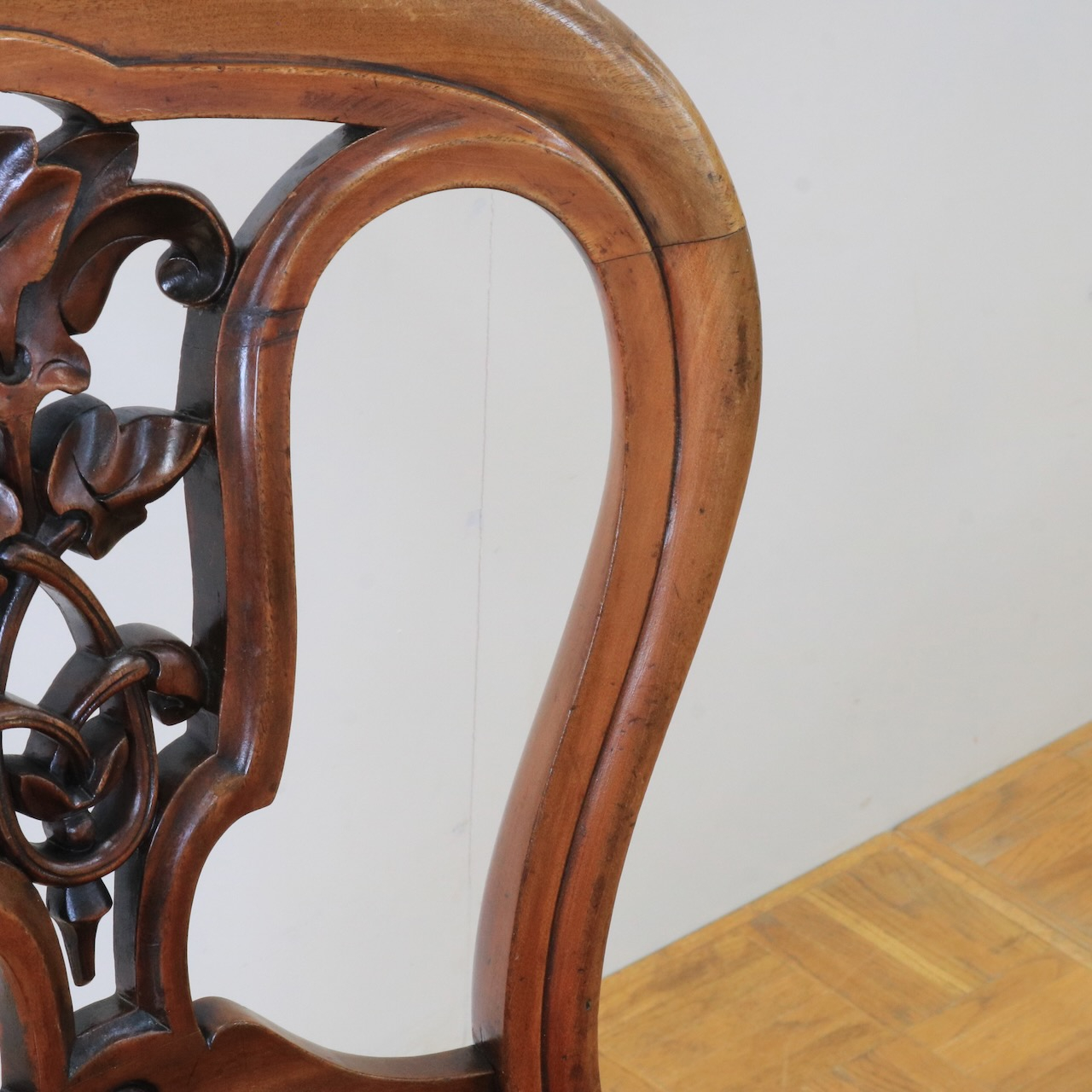 バルーンバックチェアー