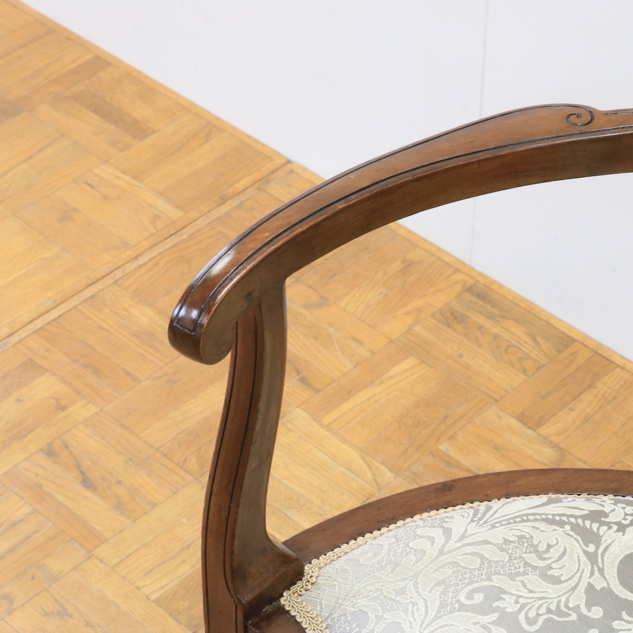 アームチェアー