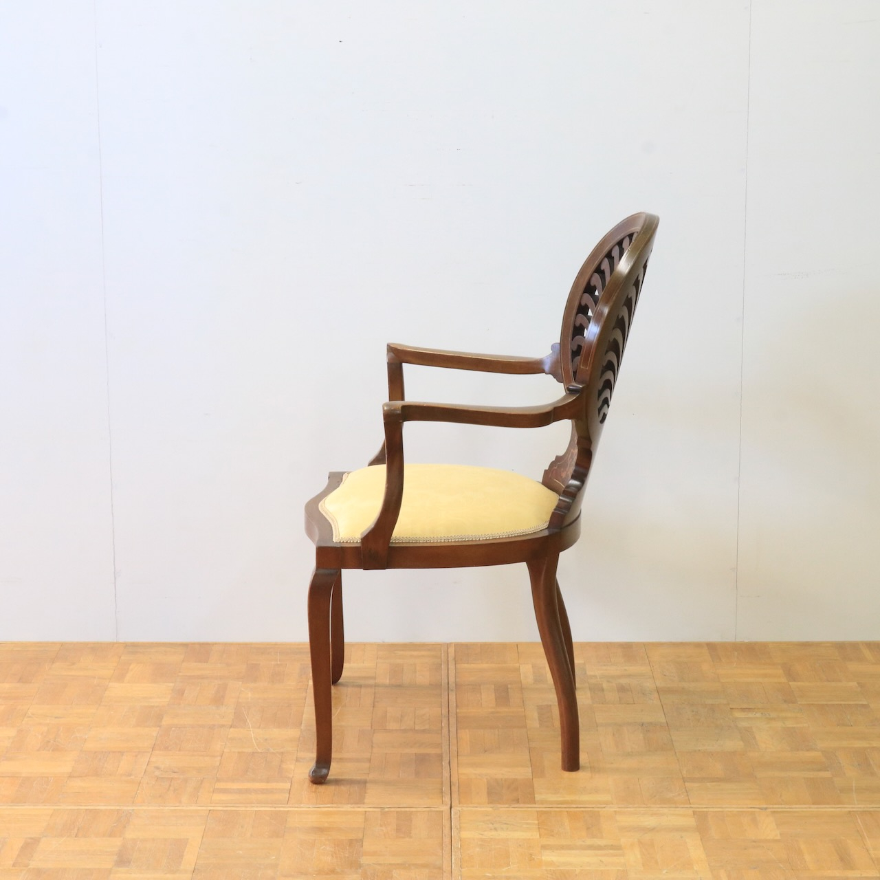 アームチェアー