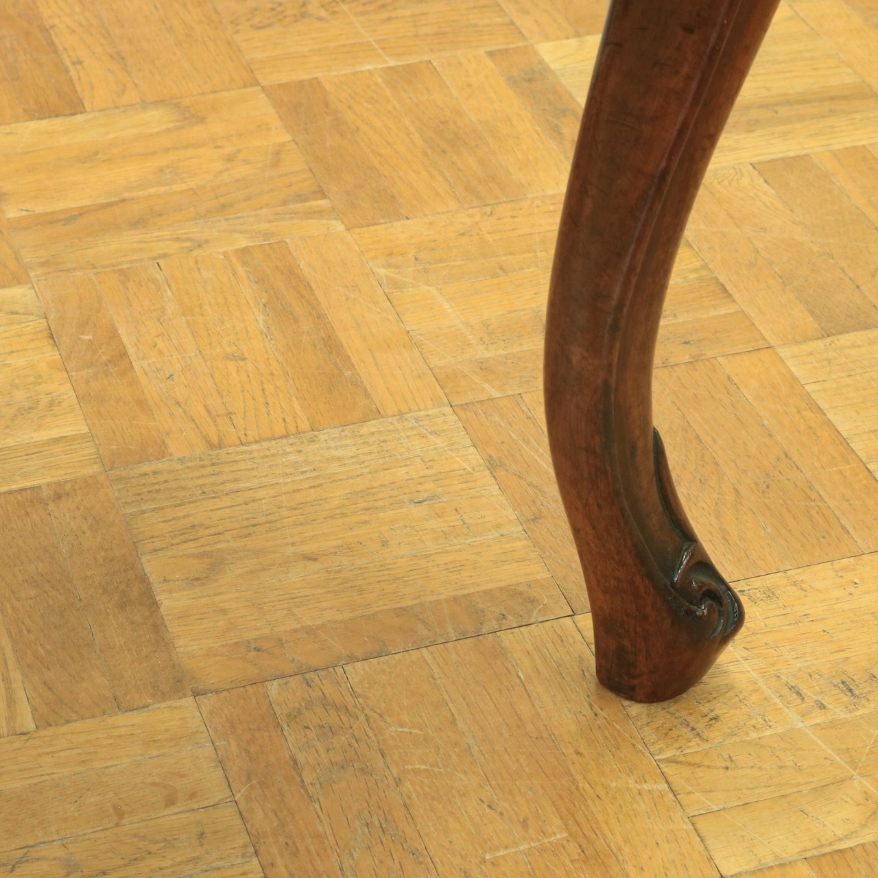 バルーンバックチェアー