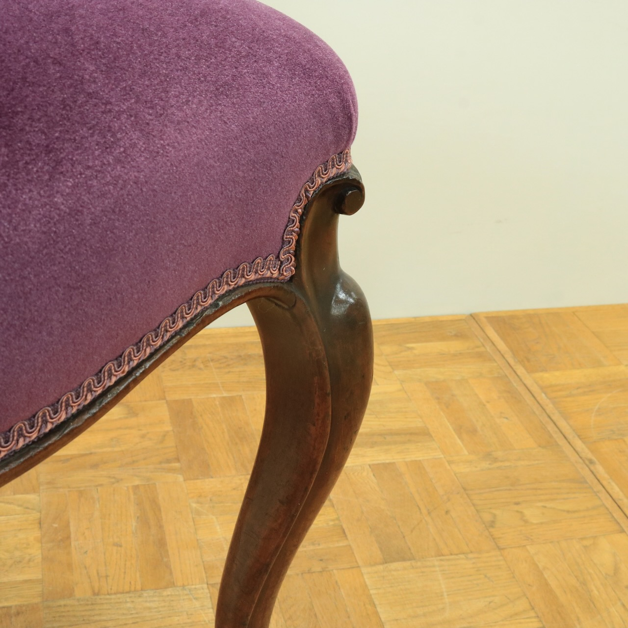 バルーンバックチェアー