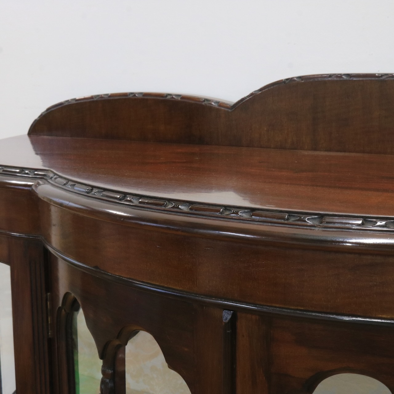 グラスキャビネット