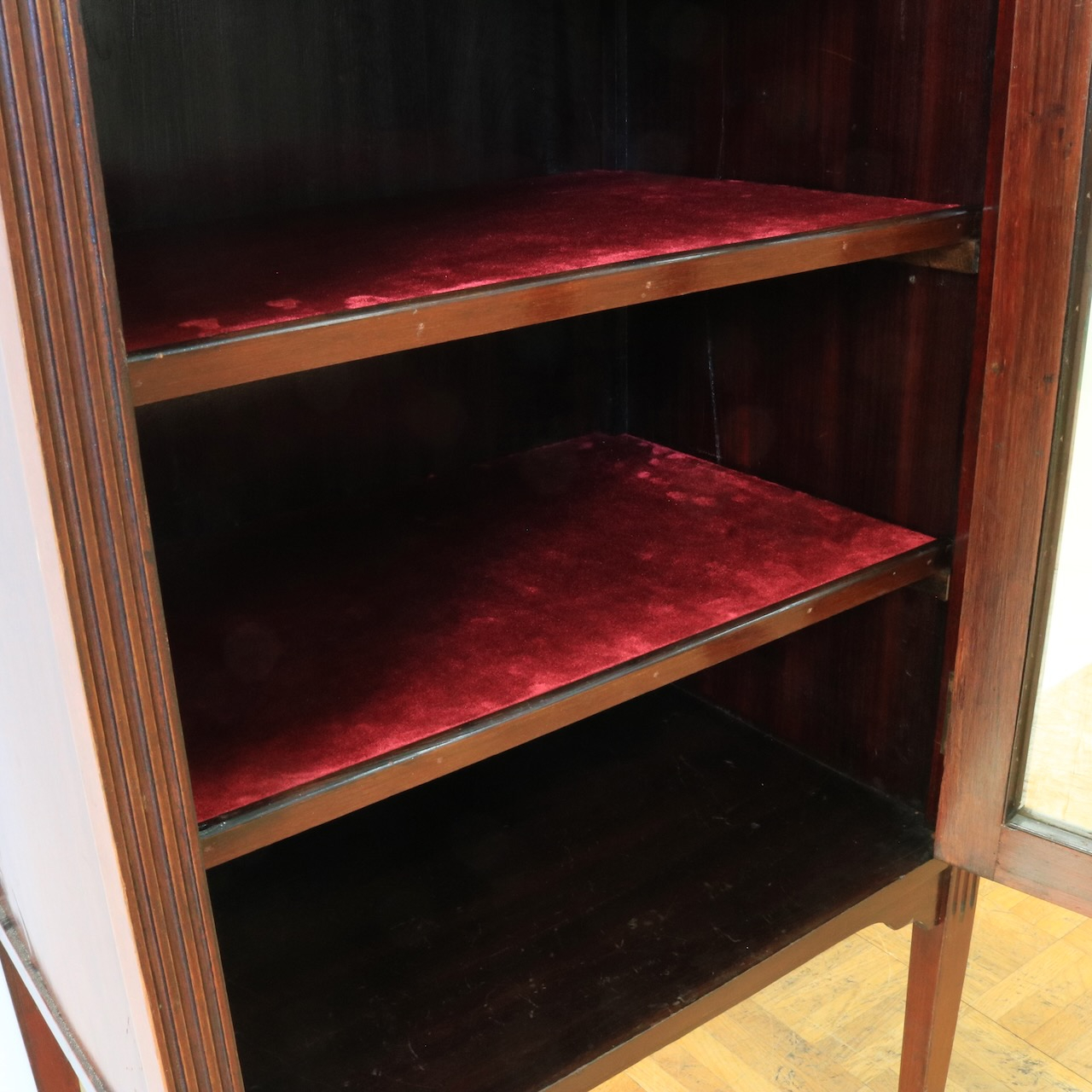 グラスキャビネット