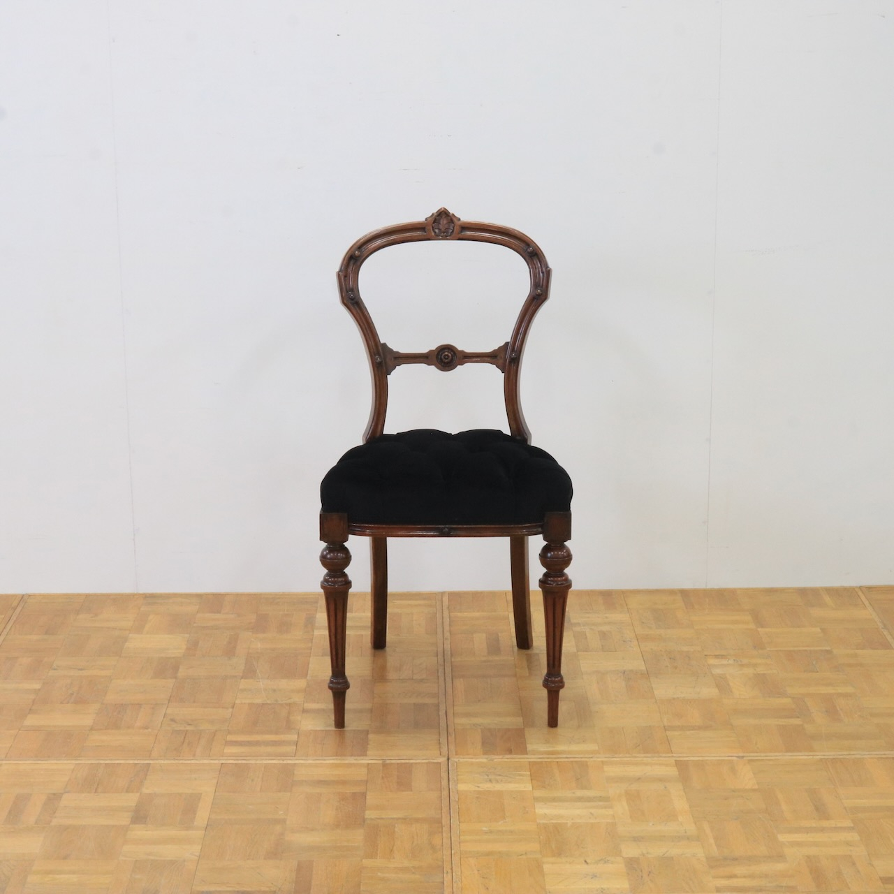 バルーンバックチェアー