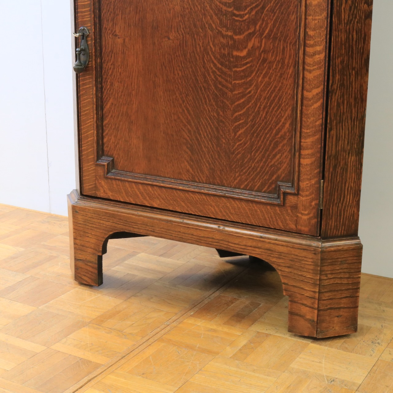 コーナーキャビネット