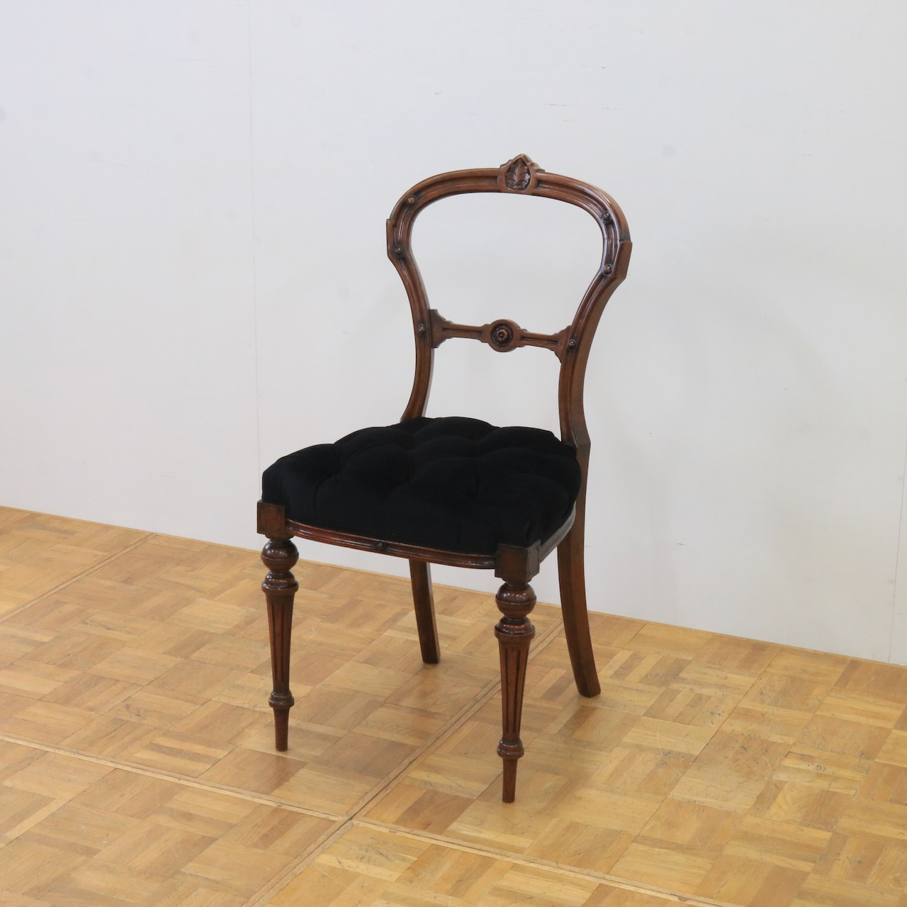 バルーンバックチェアー