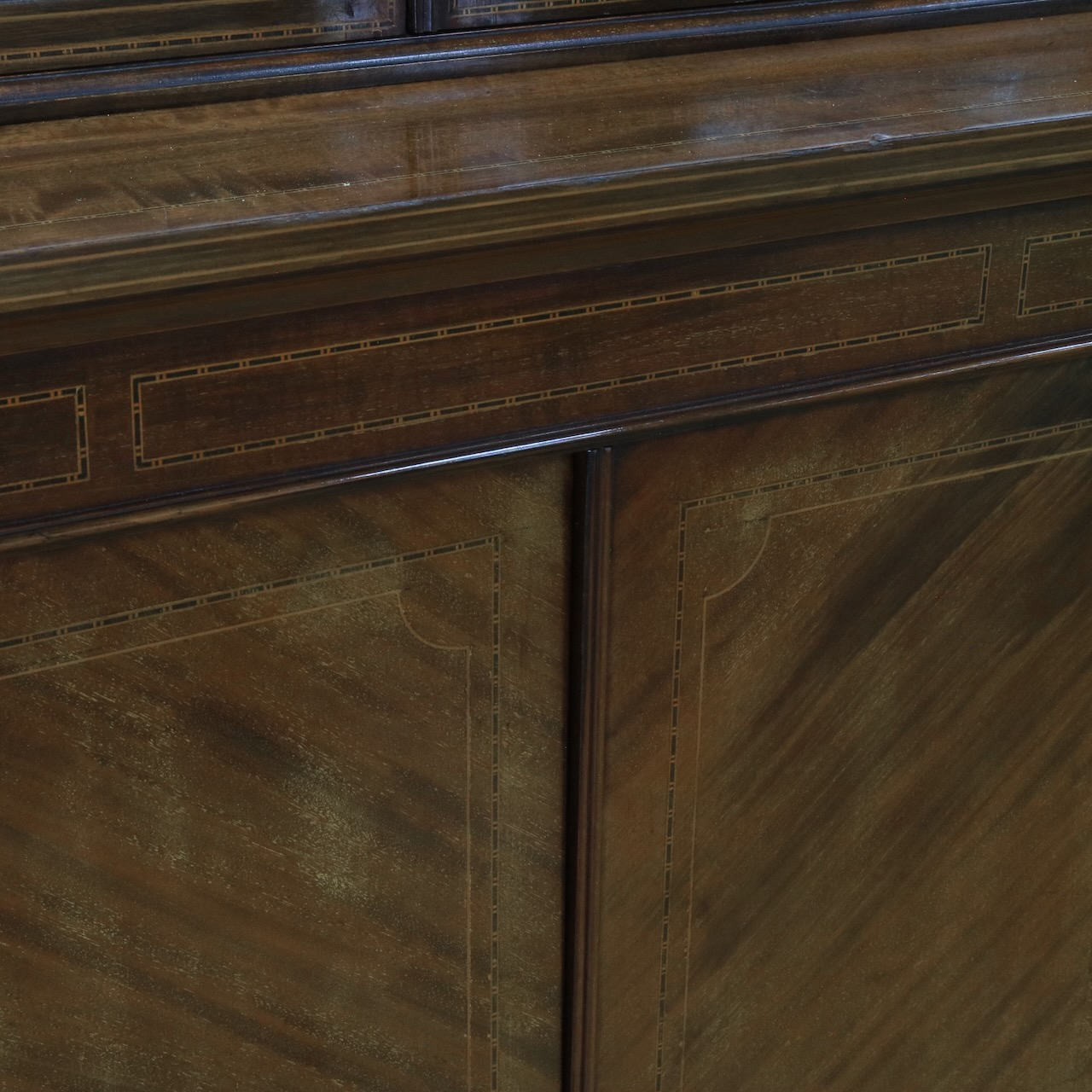 グラスキャビネット