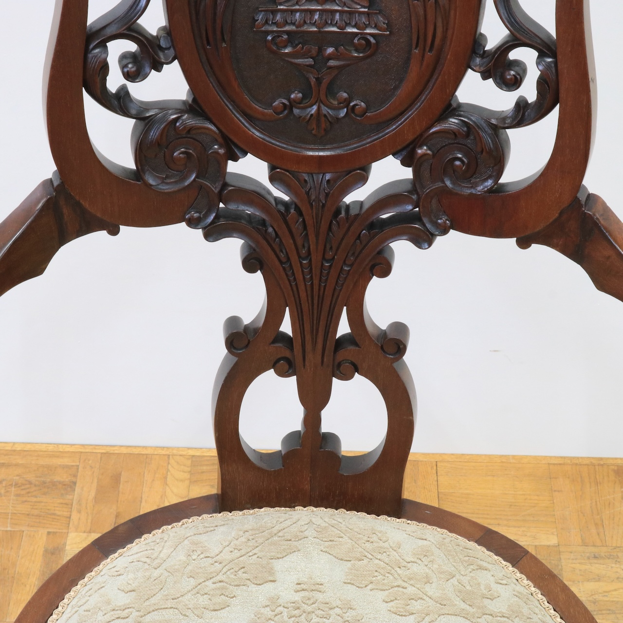 アームチェアー