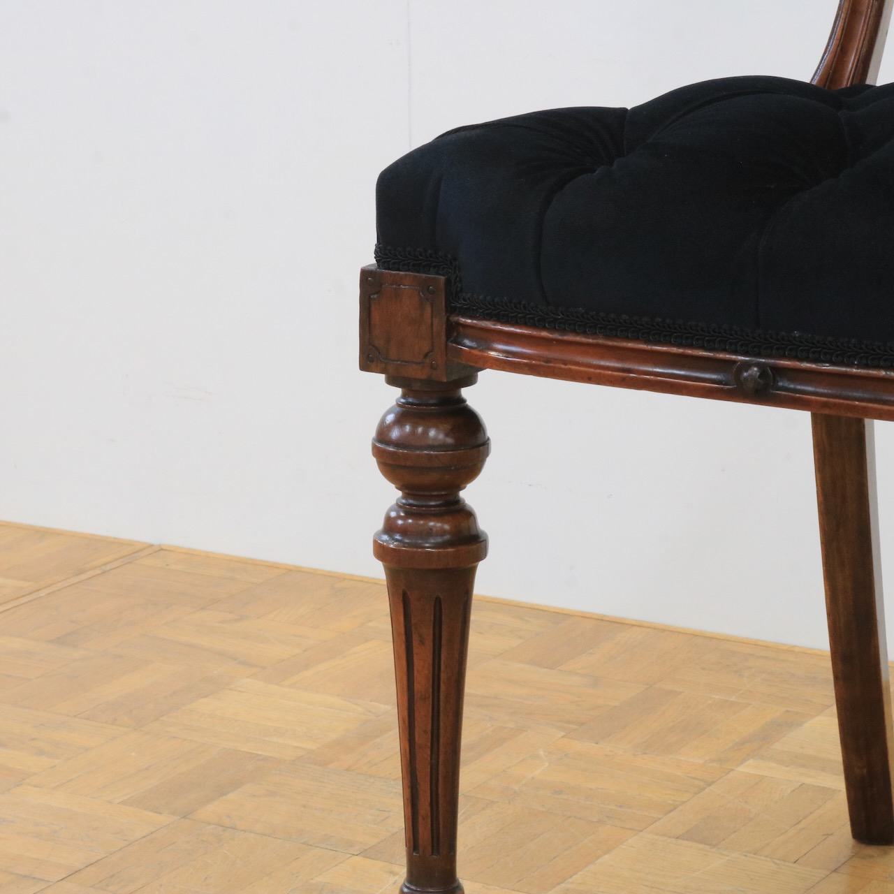 バルーンバックチェアー