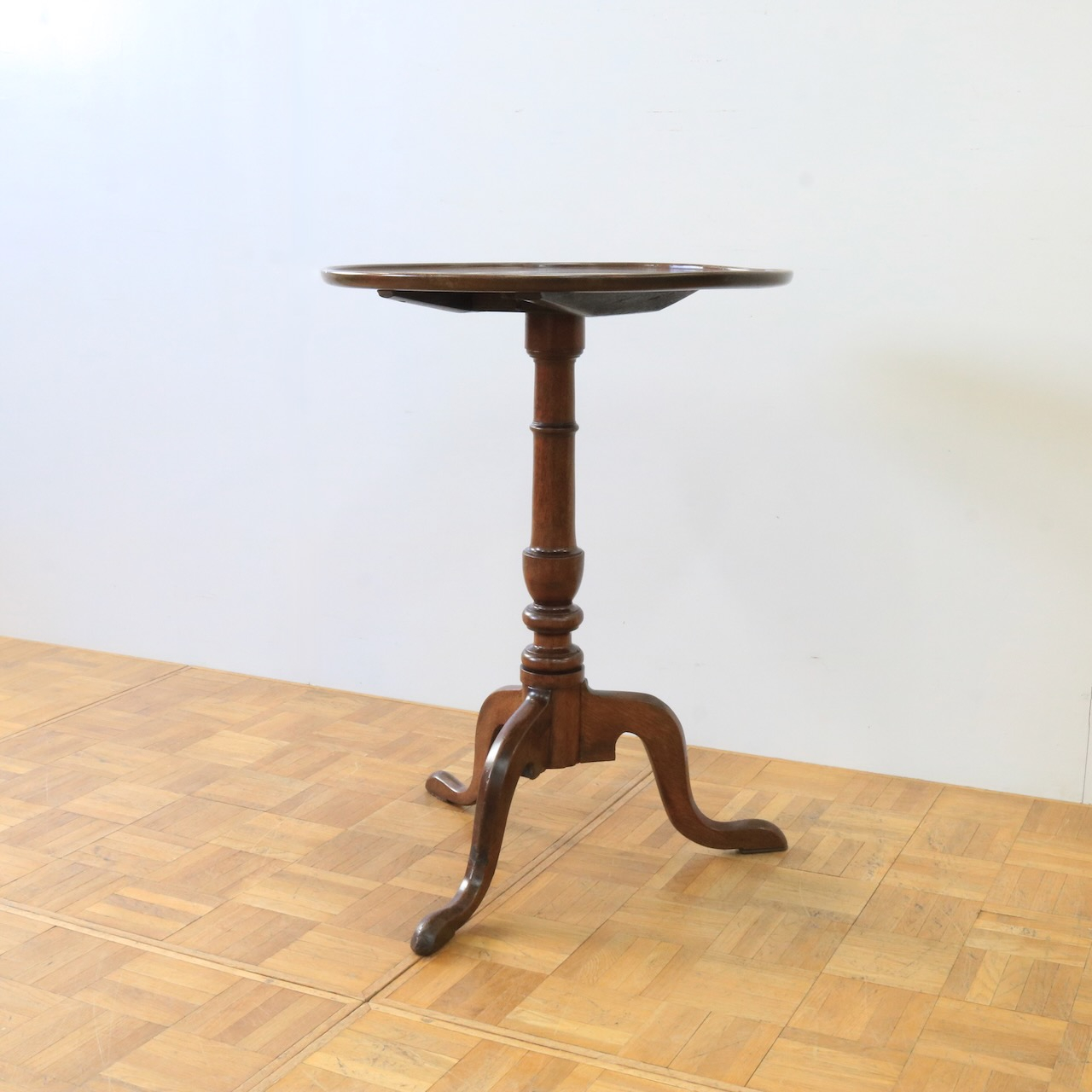 ティルトトップテーブル