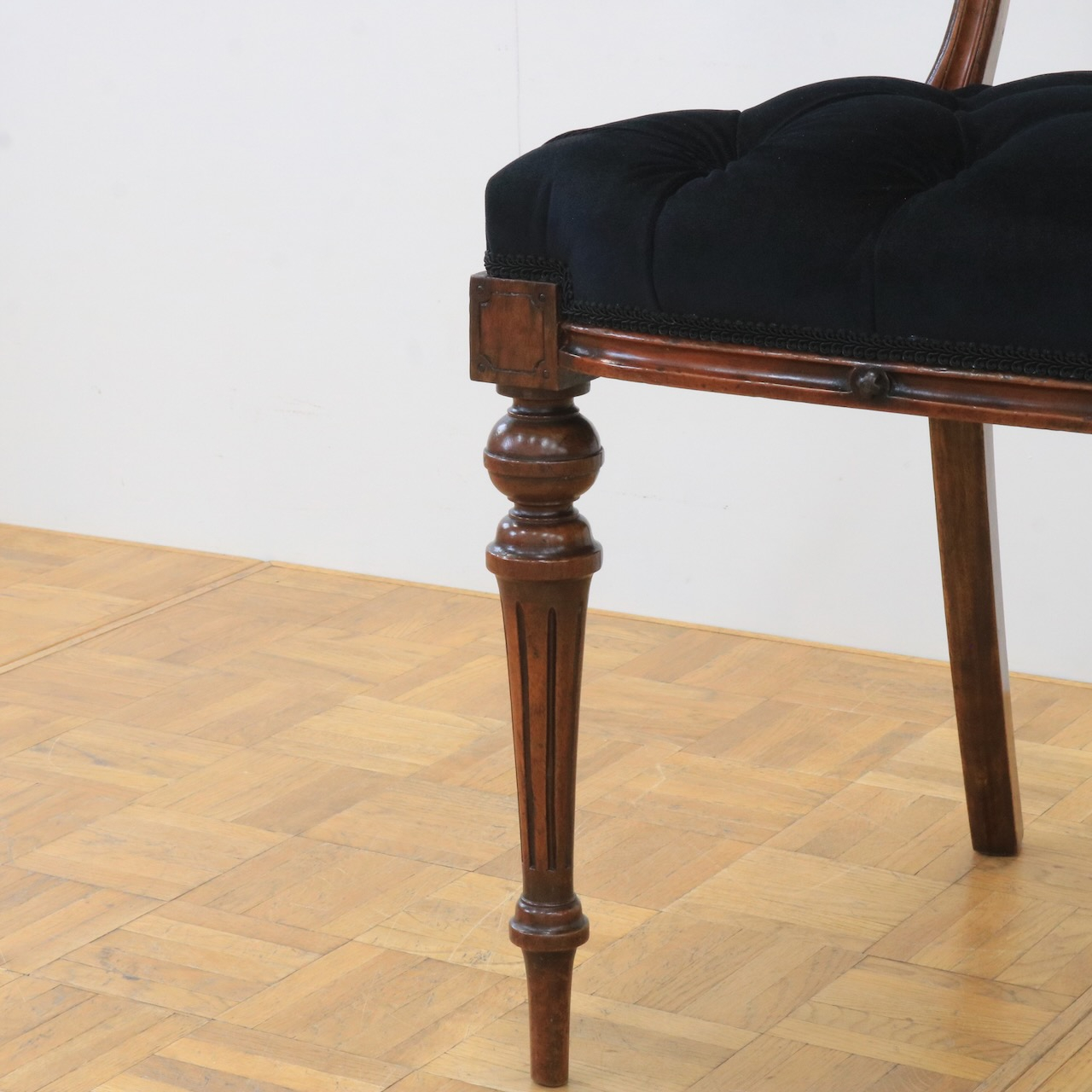 バルーンバックチェアー