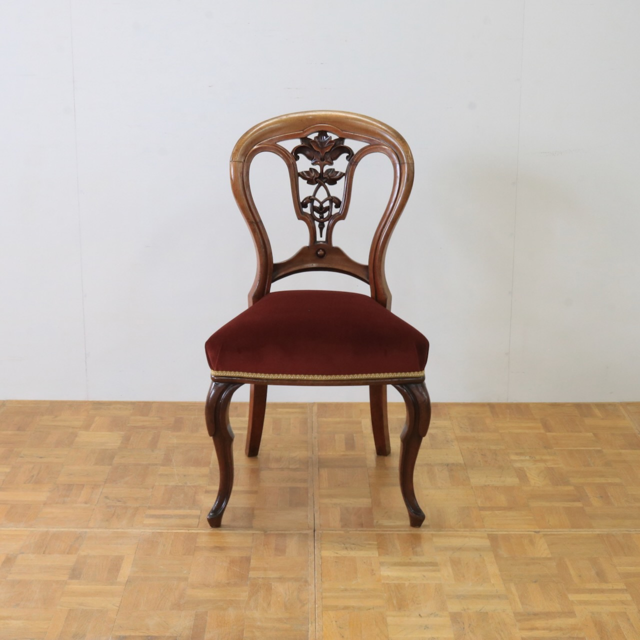 バルーンバックチェアー