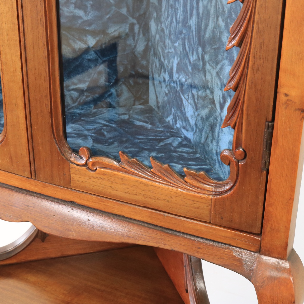 コーナーキャビネット