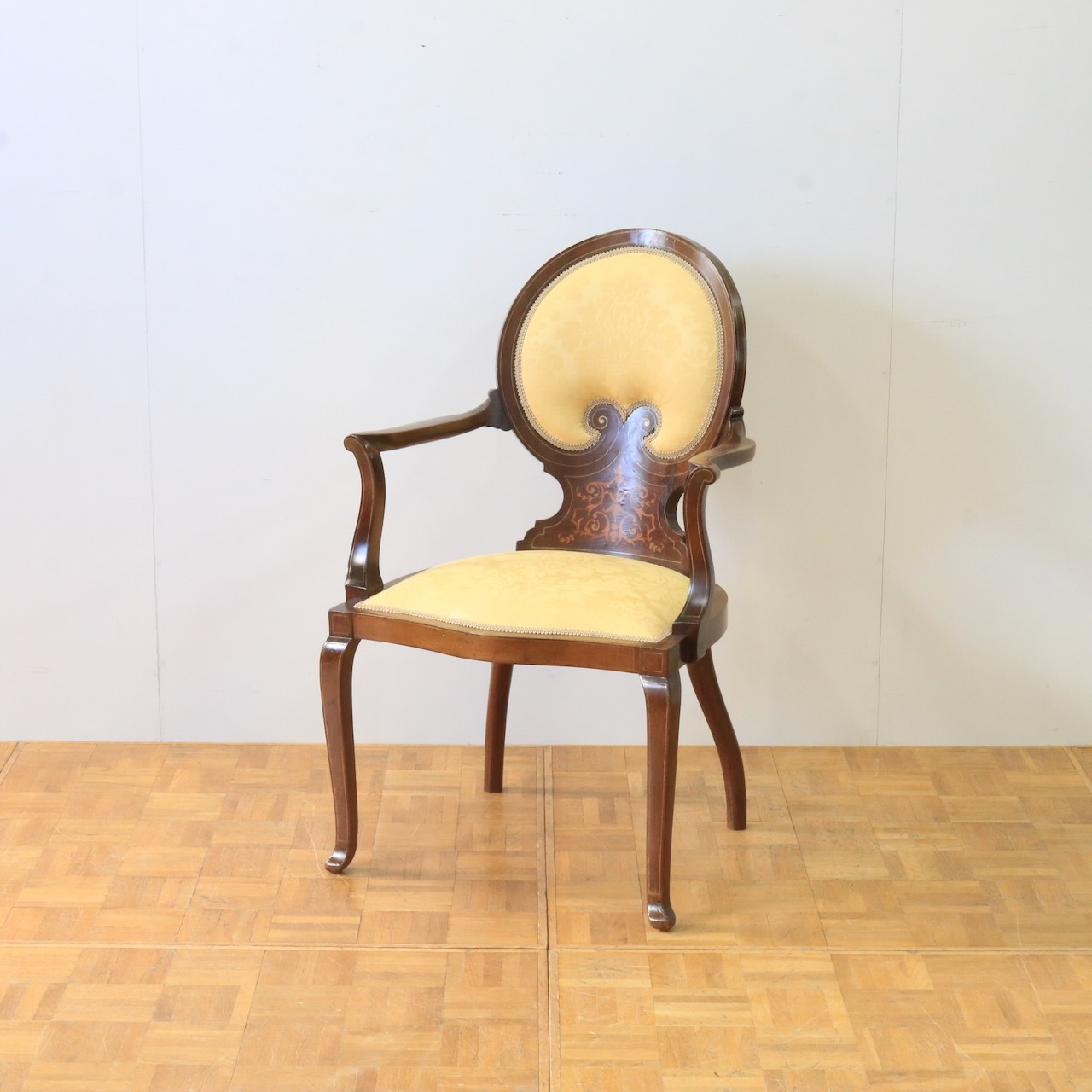 アームチェアー