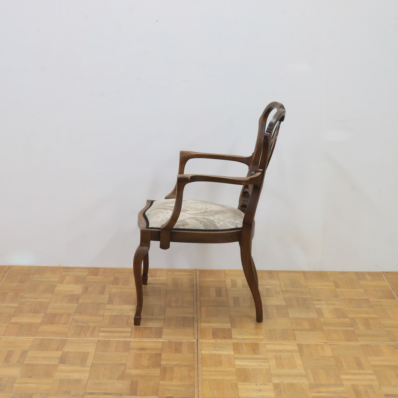 アームチェアー