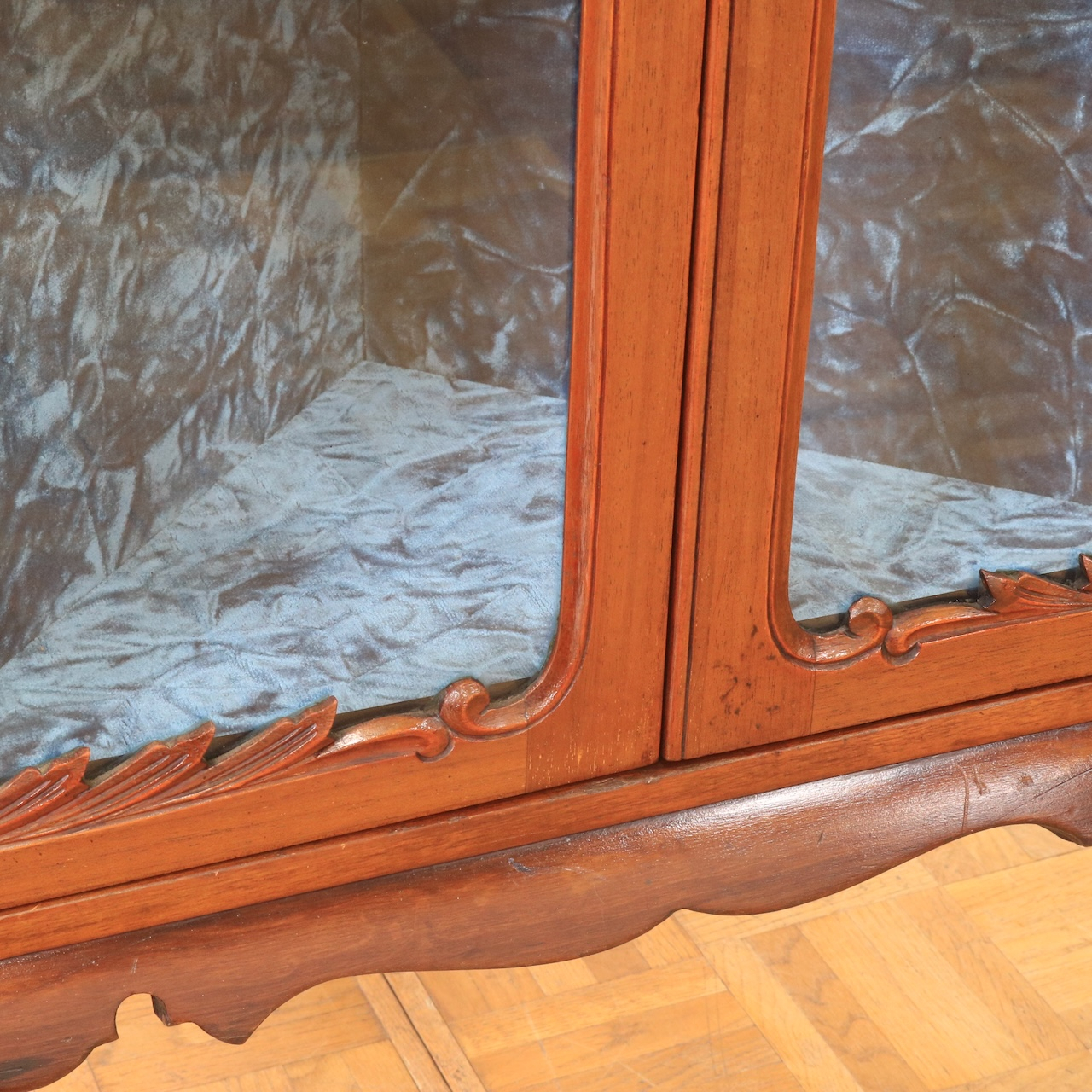 コーナーキャビネット