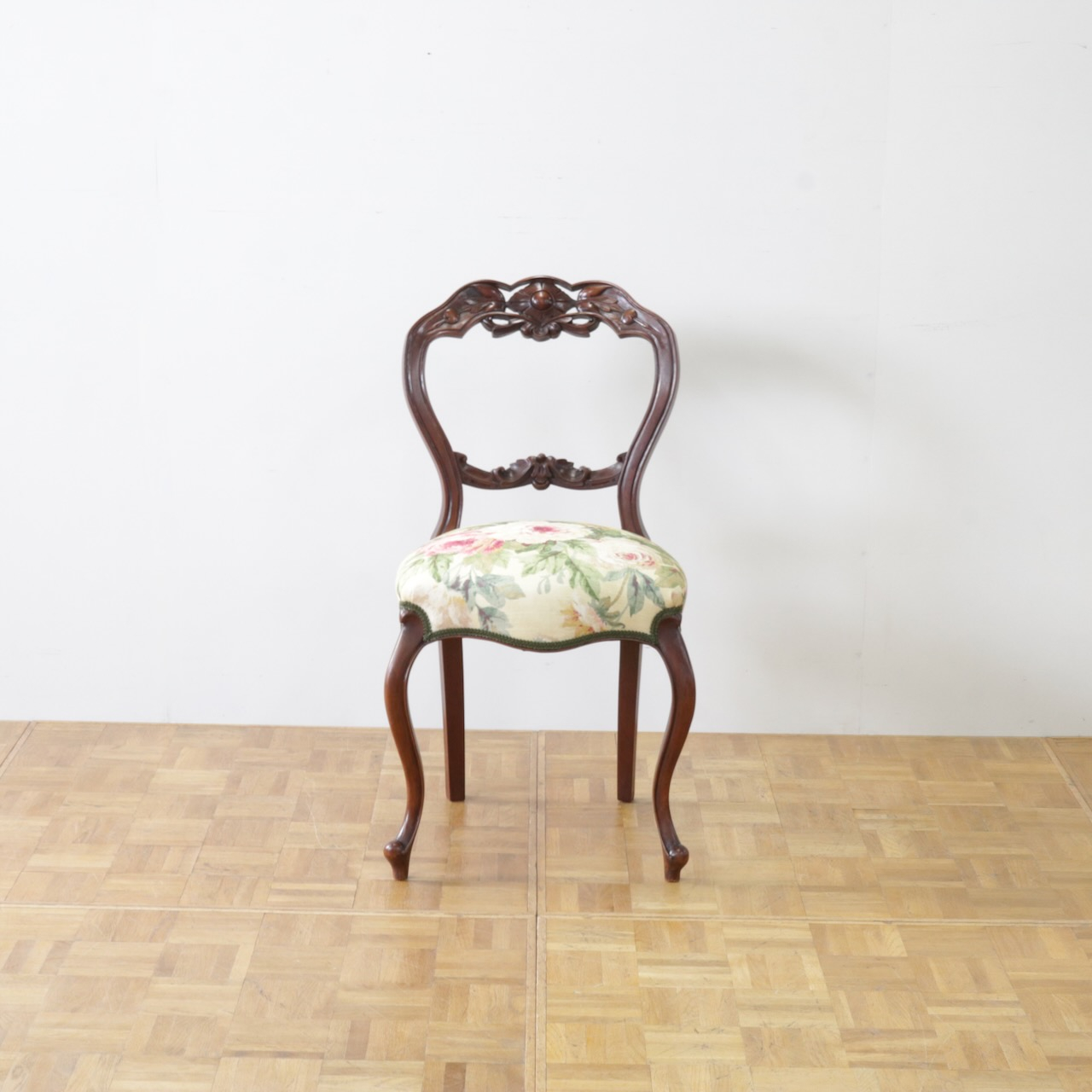 バルーンバックチェアー