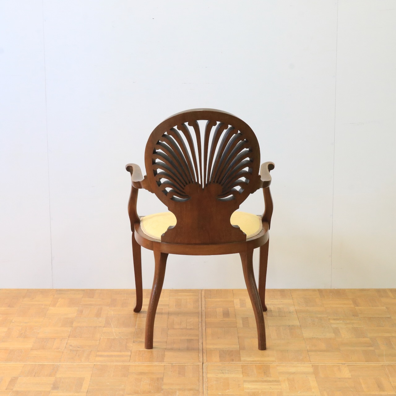 アームチェアー