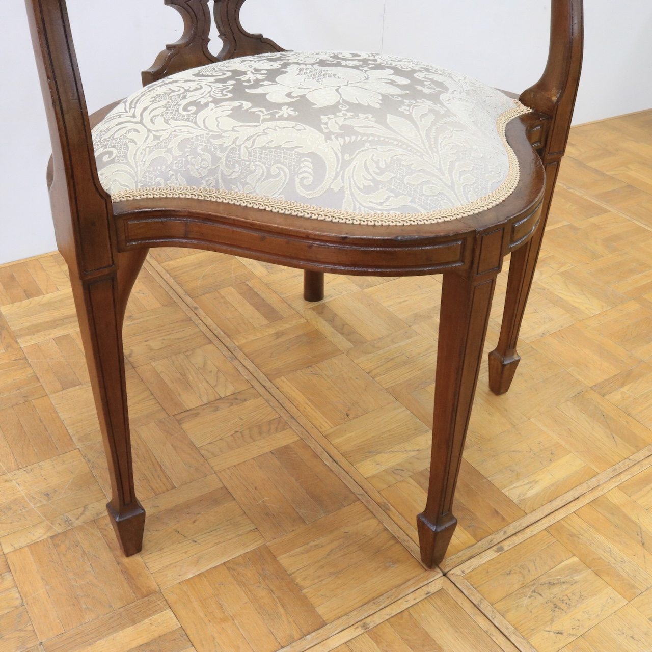 アームチェアー