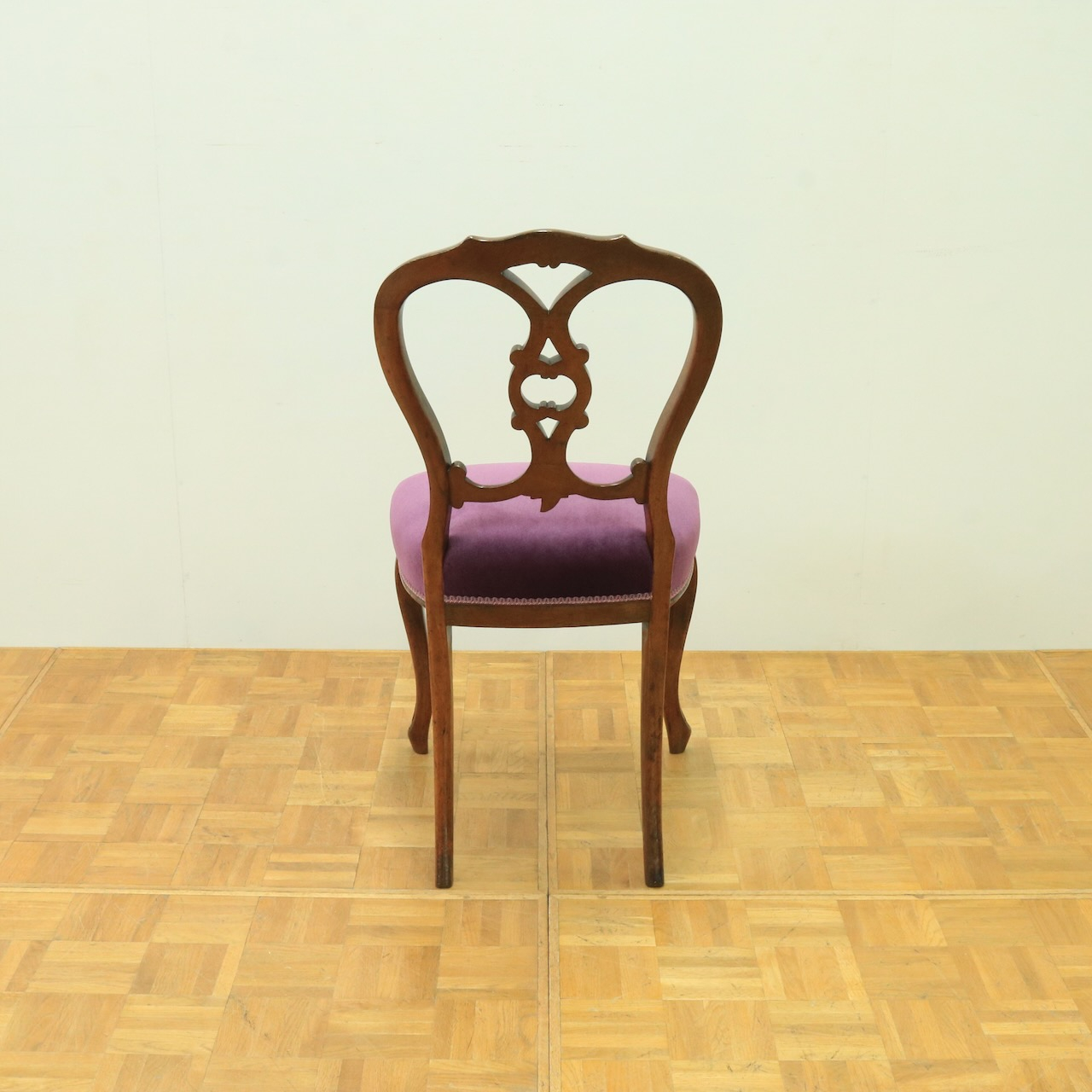 バルーンバックチェアー