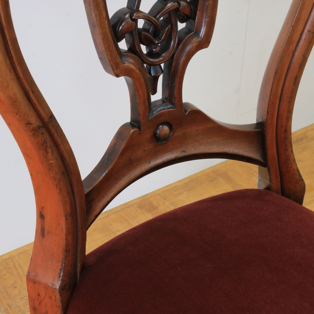 バルーンバックチェアー