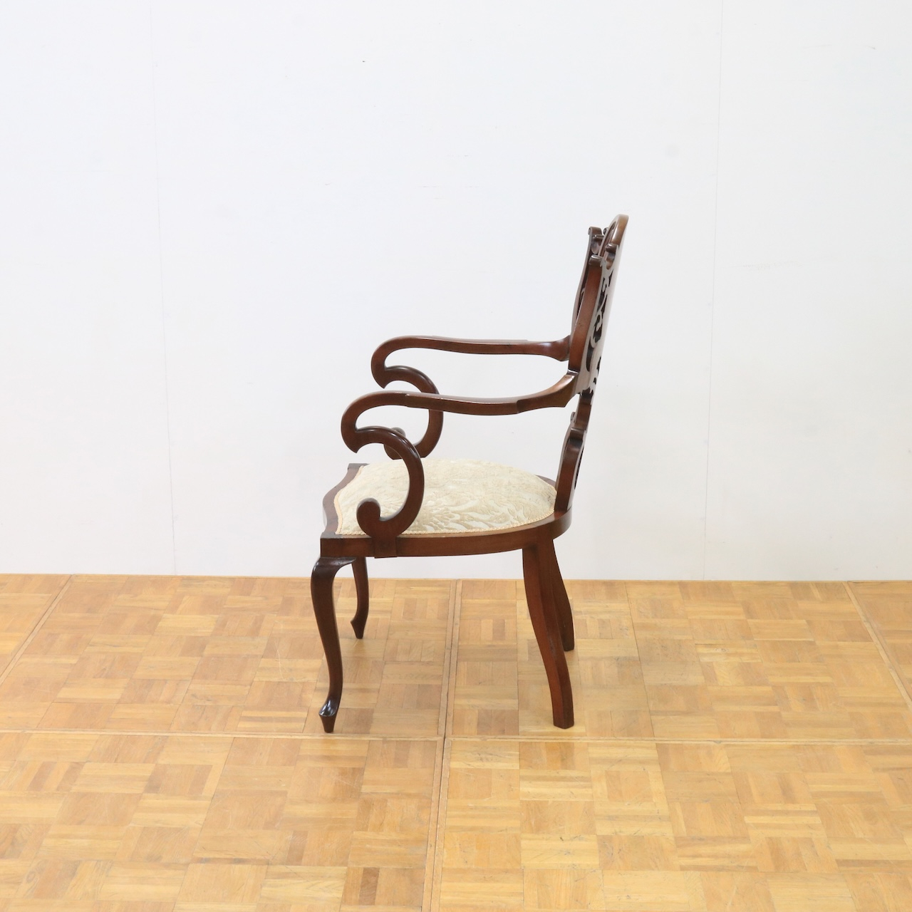 アームチェアー