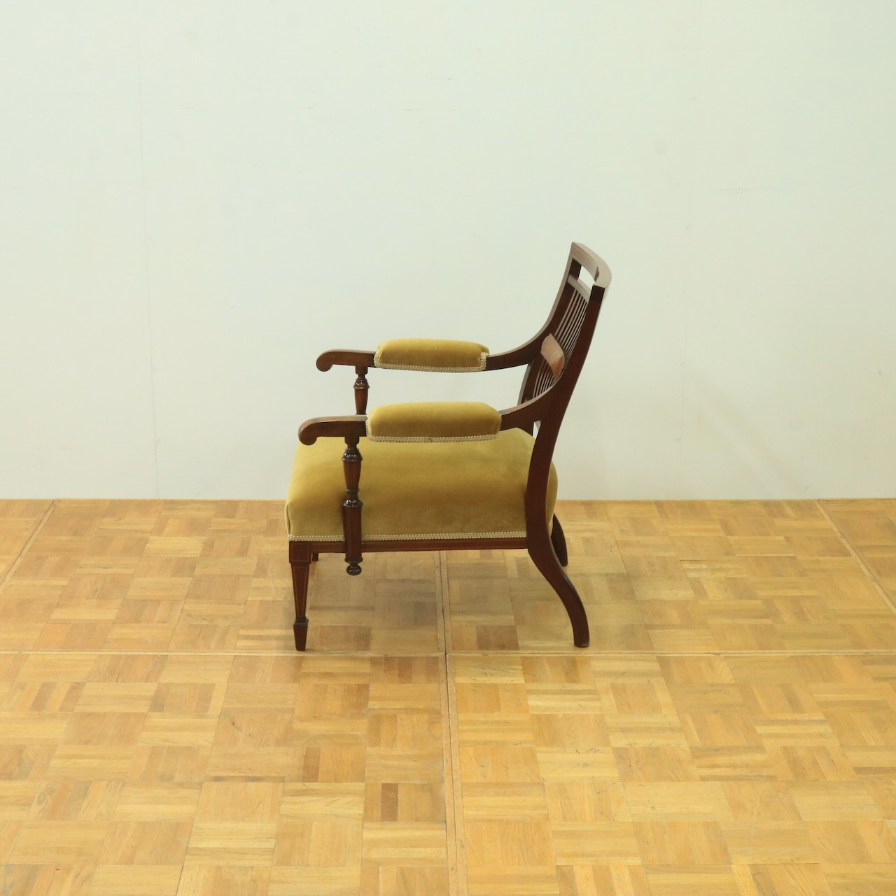 アームチェアー