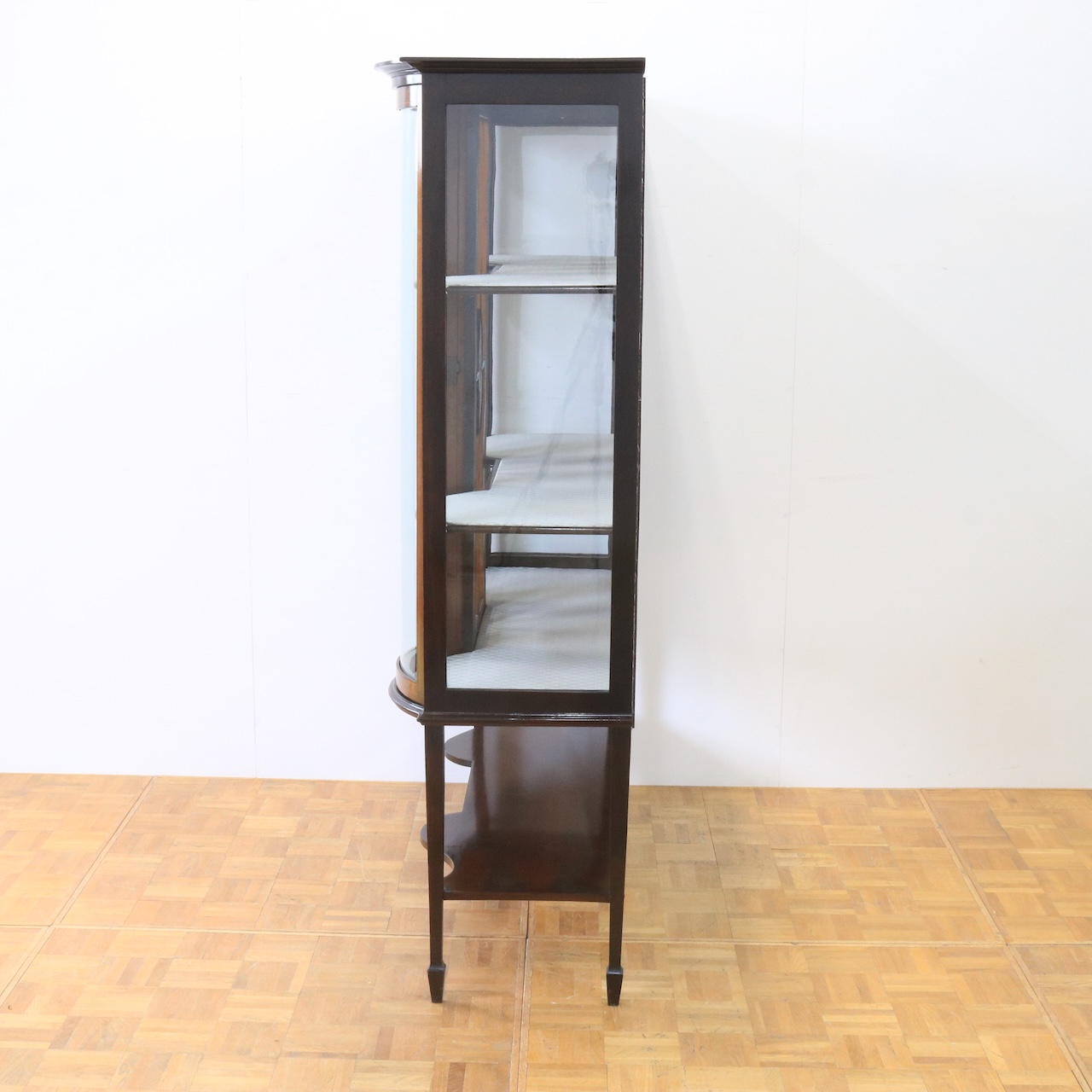 グラスキャビネット