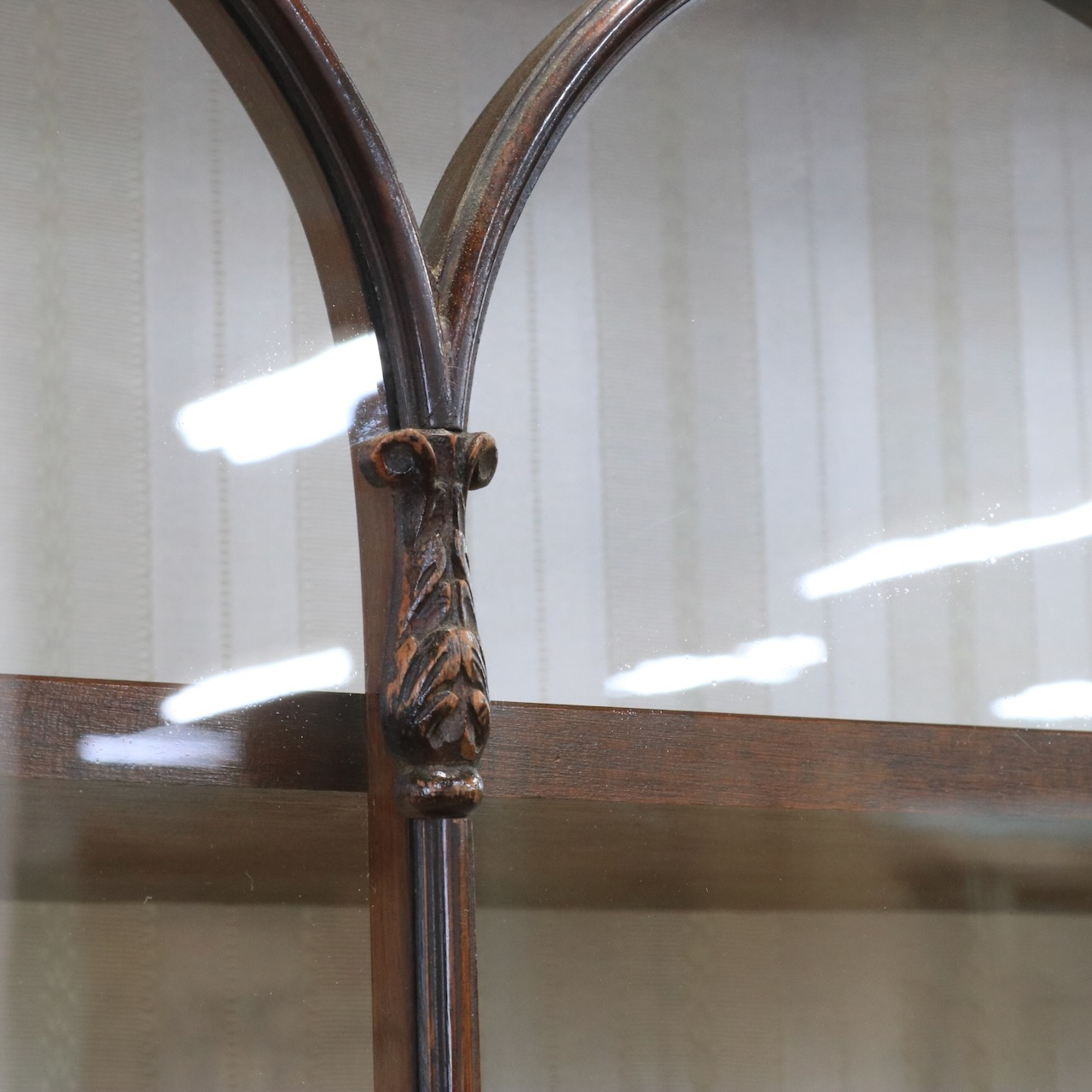 グラスキャビネット