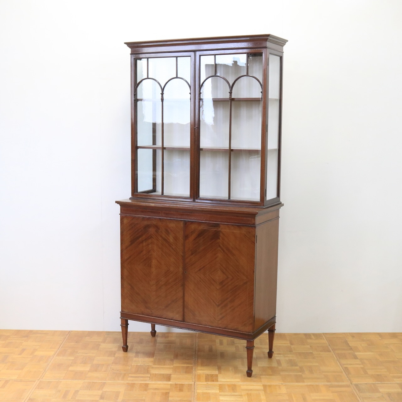 グラスキャビネット