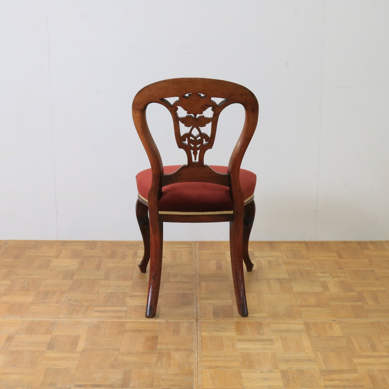 バルーンバックチェアー