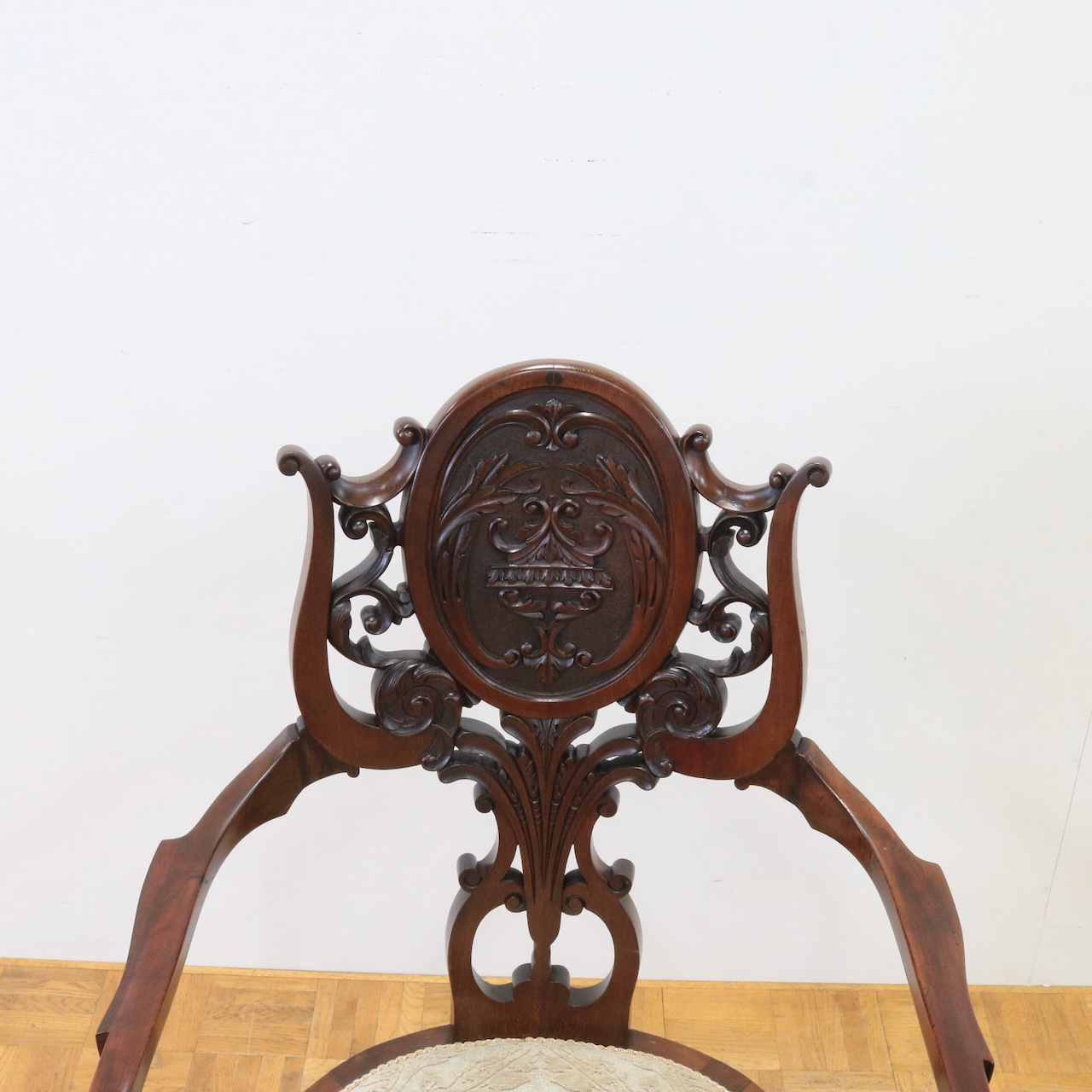 アームチェアー