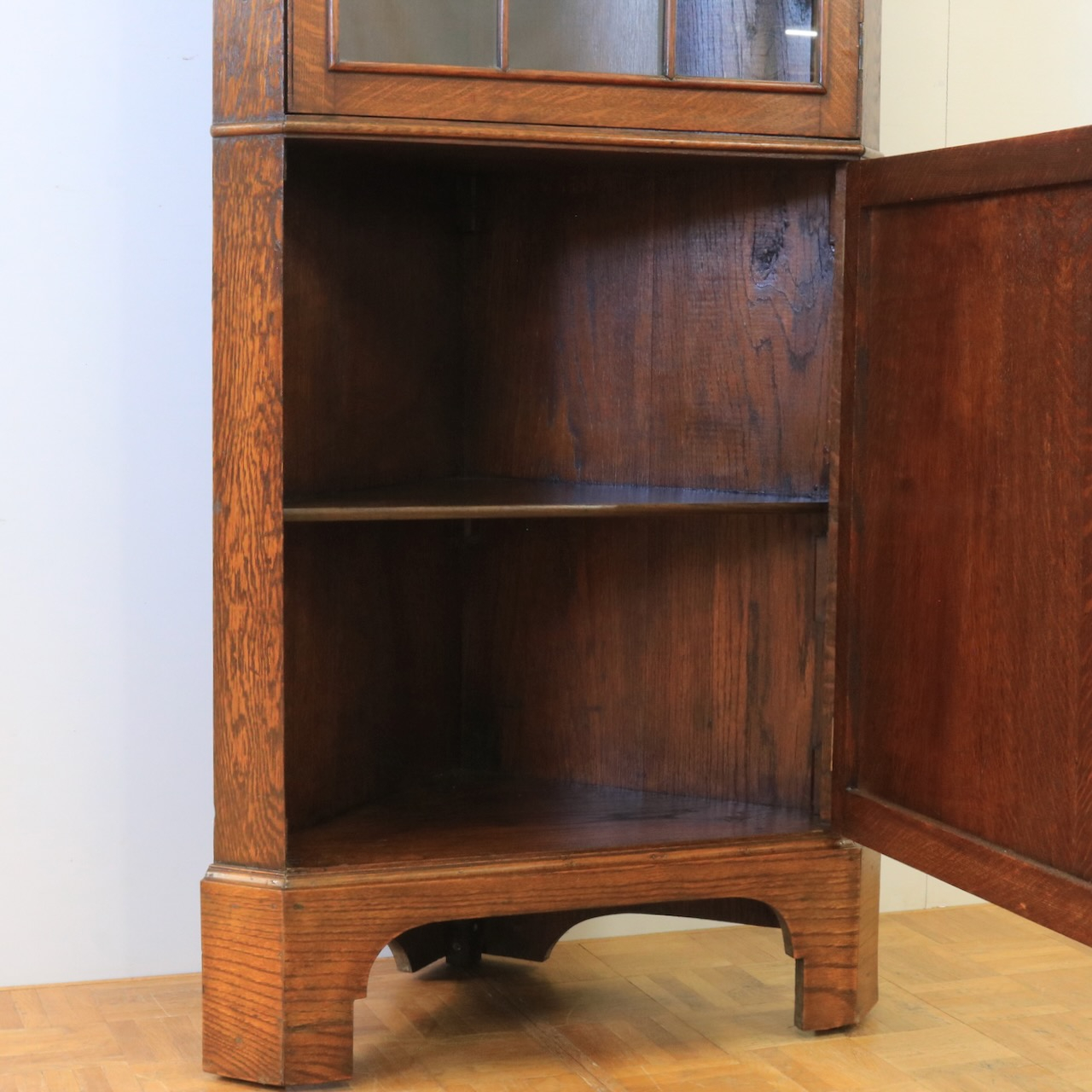 コーナーキャビネット