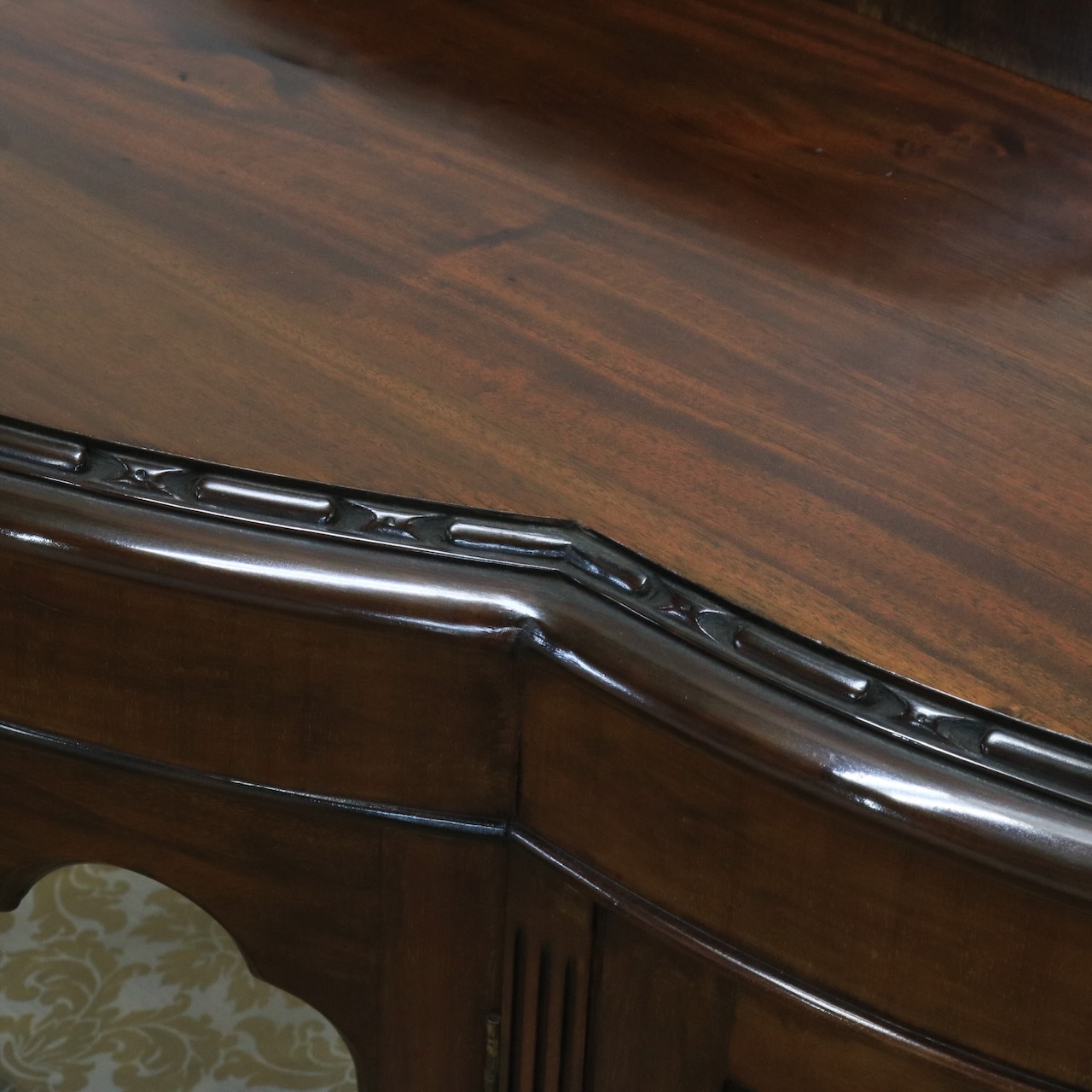 グラスキャビネット