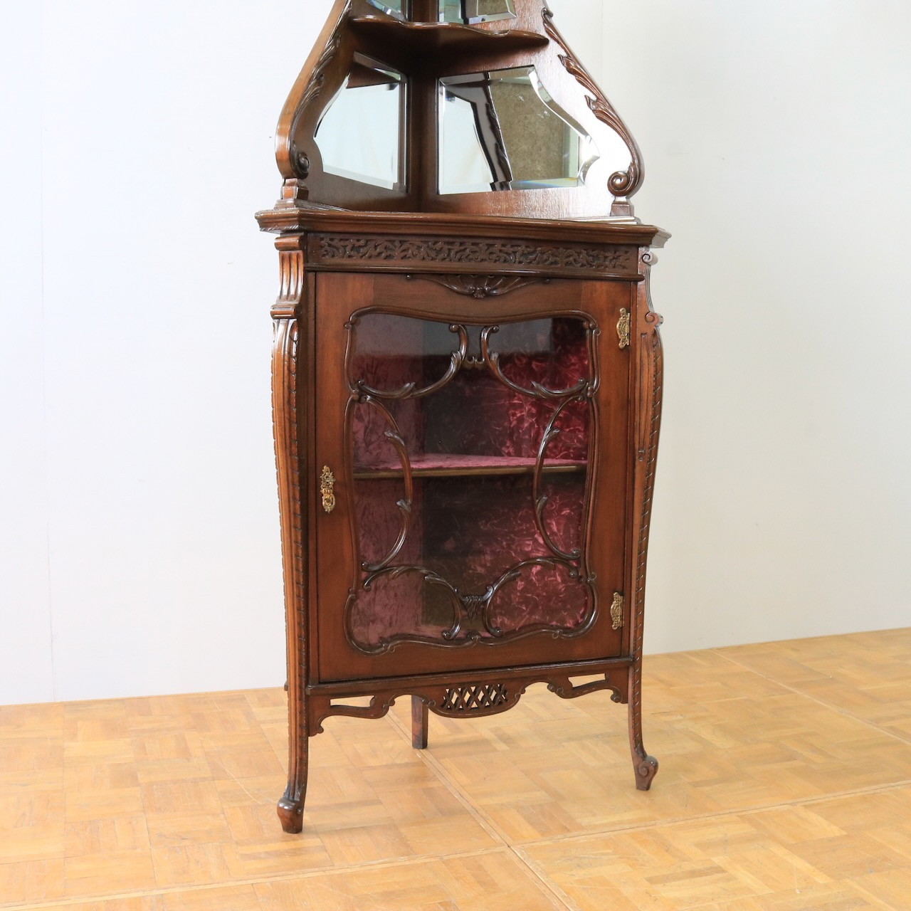 コーナーキャビネット