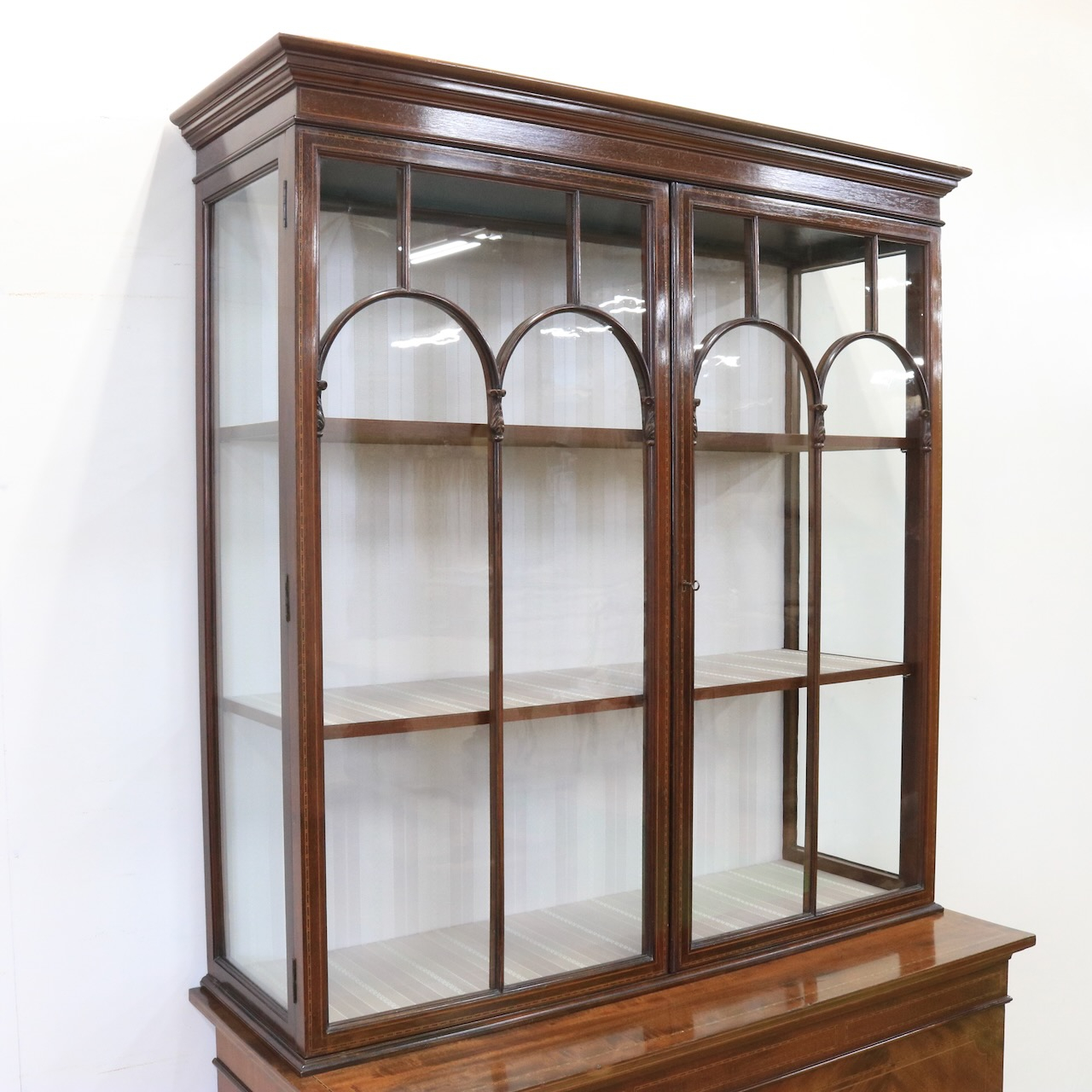 グラスキャビネット