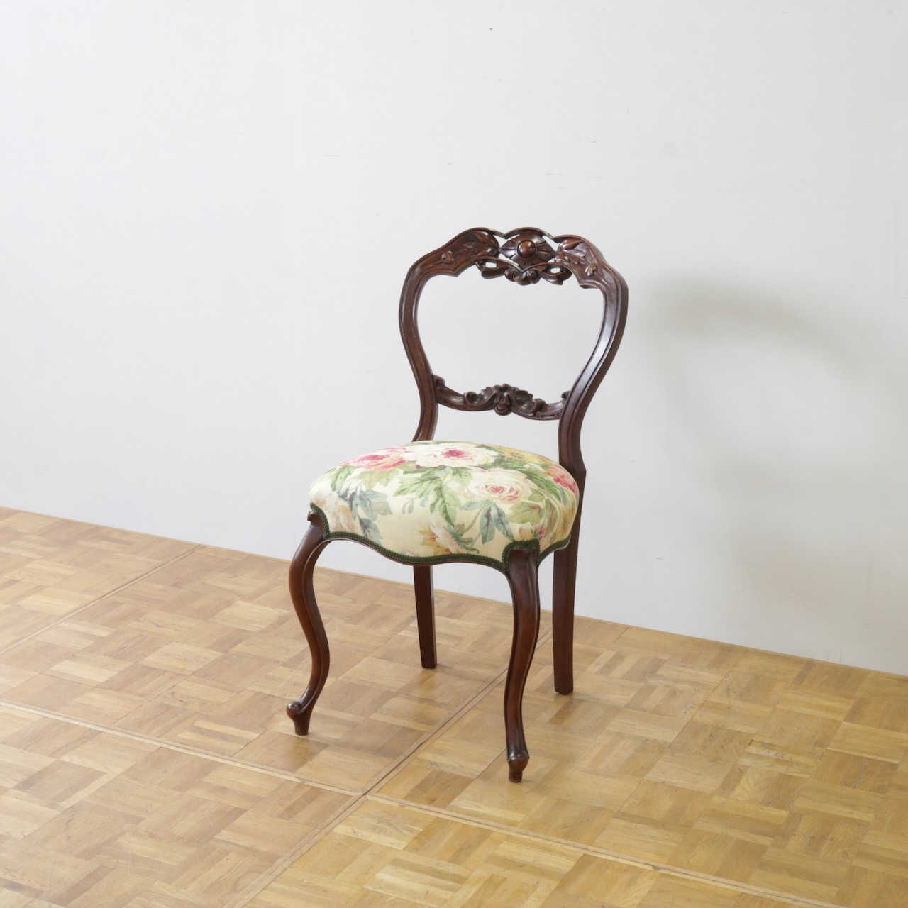 バルーンバックチェアー