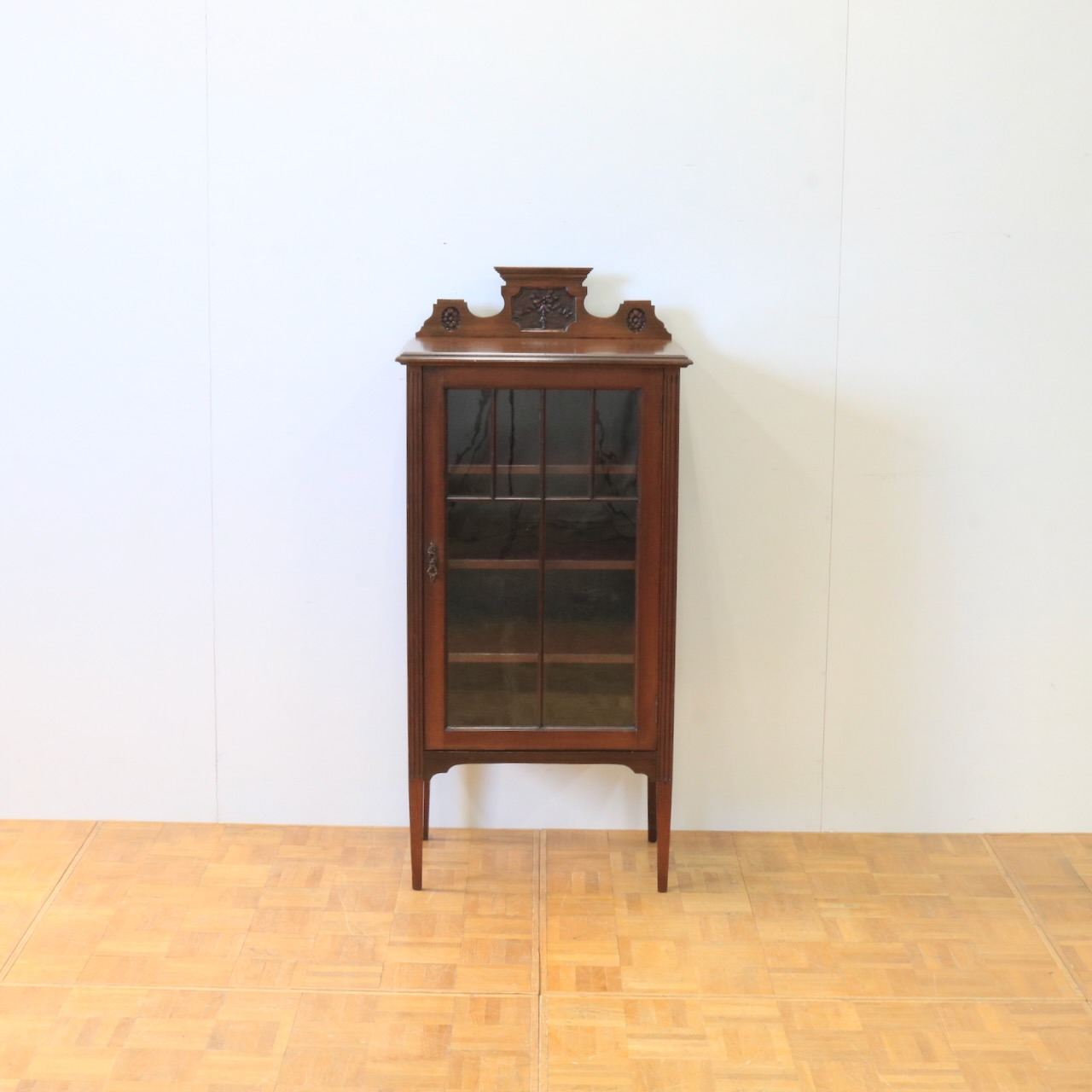 グラスキャビネット