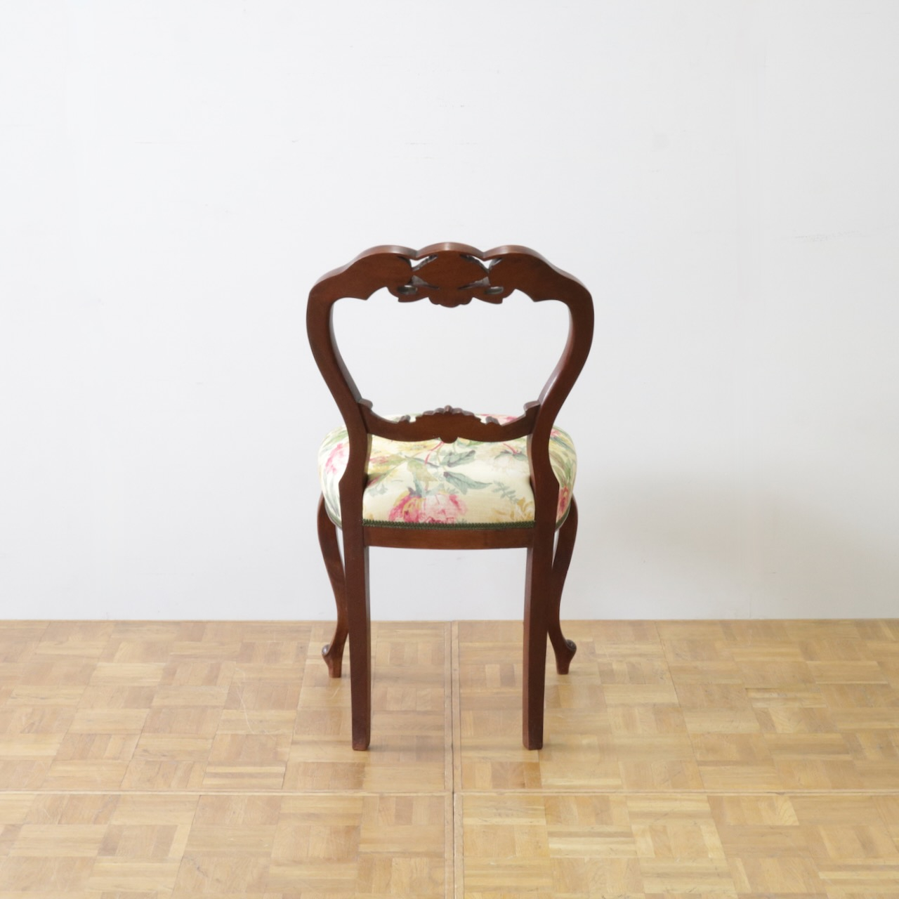 バルーンバックチェアー