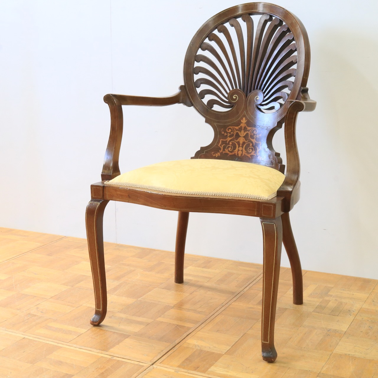 アームチェアー