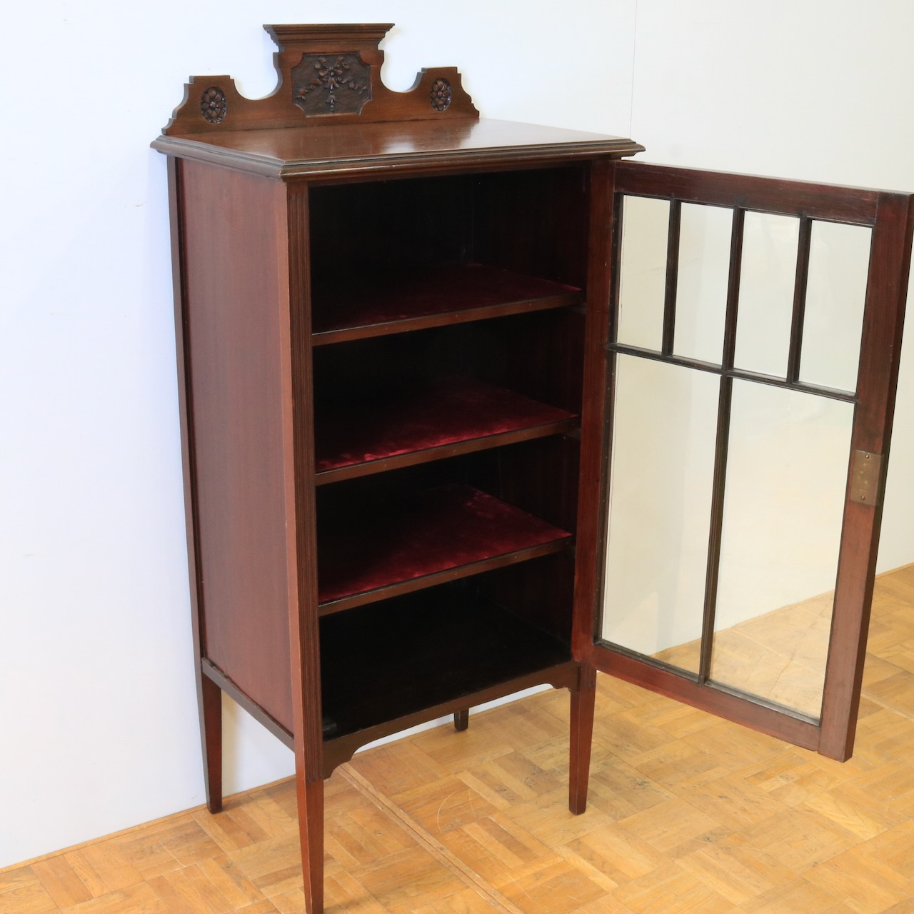 グラスキャビネット