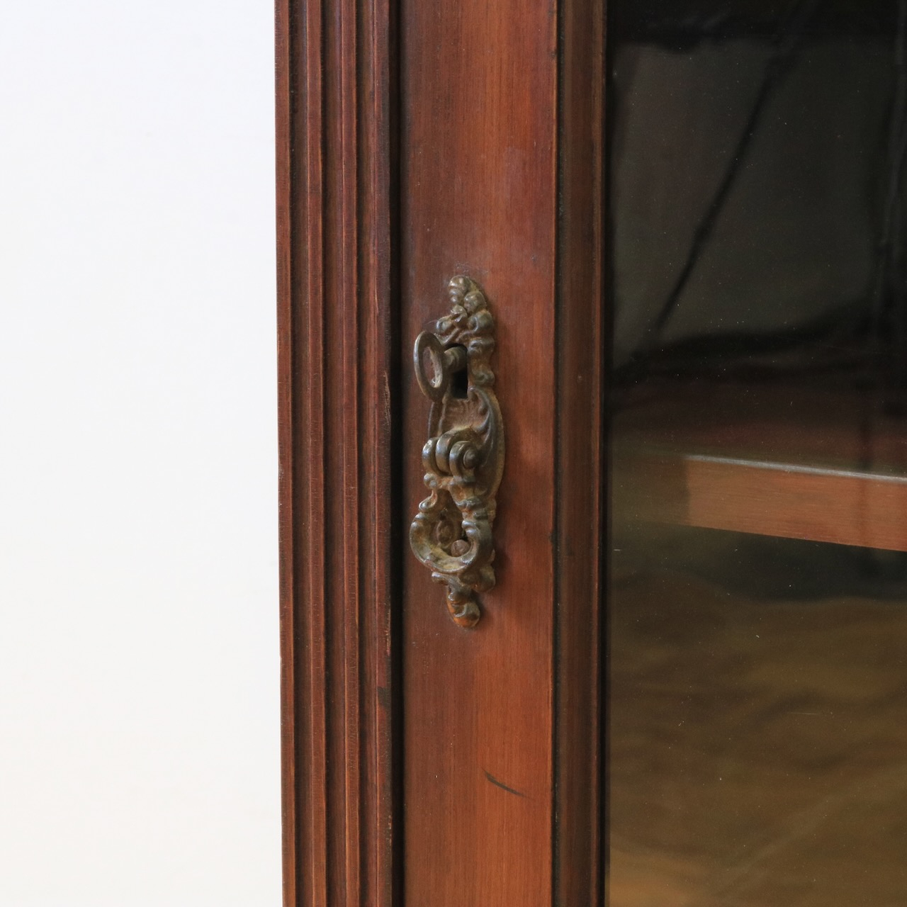 グラスキャビネット