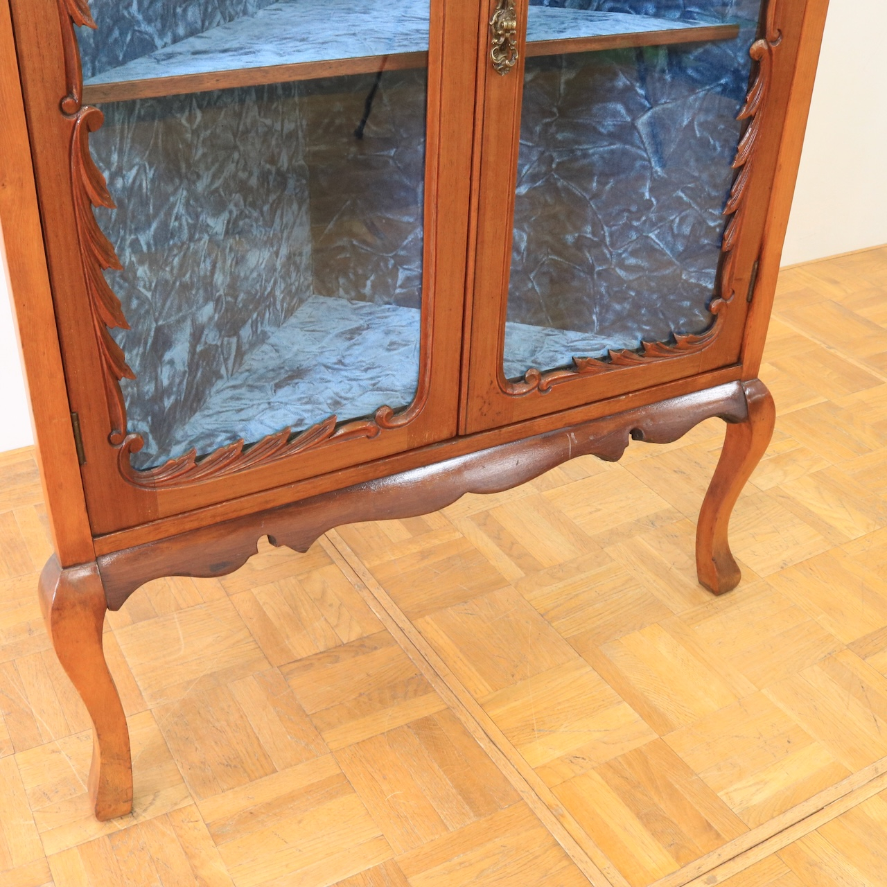 コーナーキャビネット