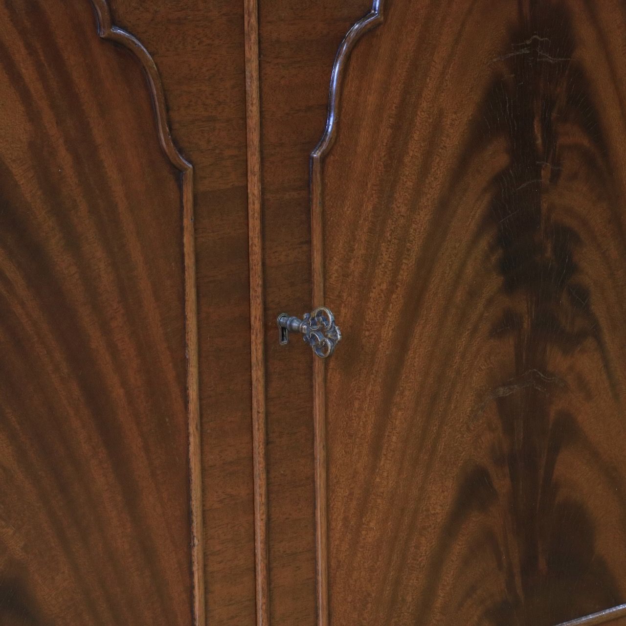 グラスキャビネット