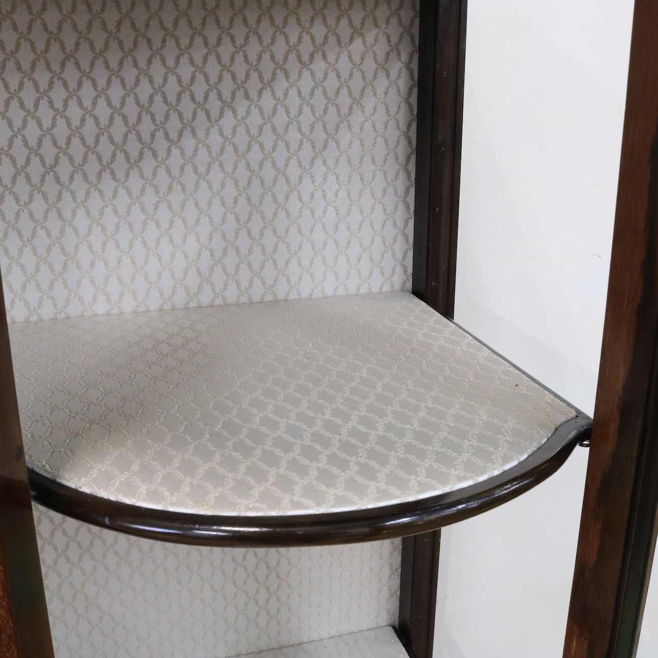 グラスキャビネット